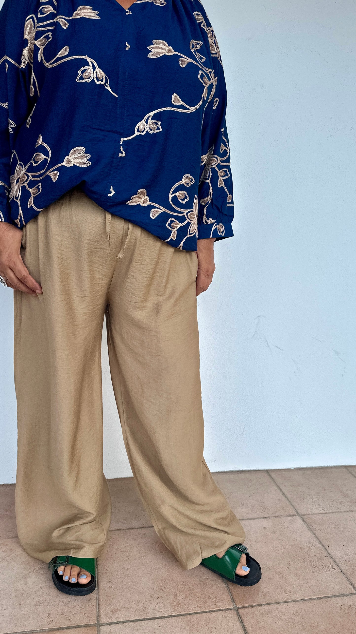 Pantalon grande taille femme coupe fluide, coloris beige, jambe large et taille élastique – Abana Boutique 64310