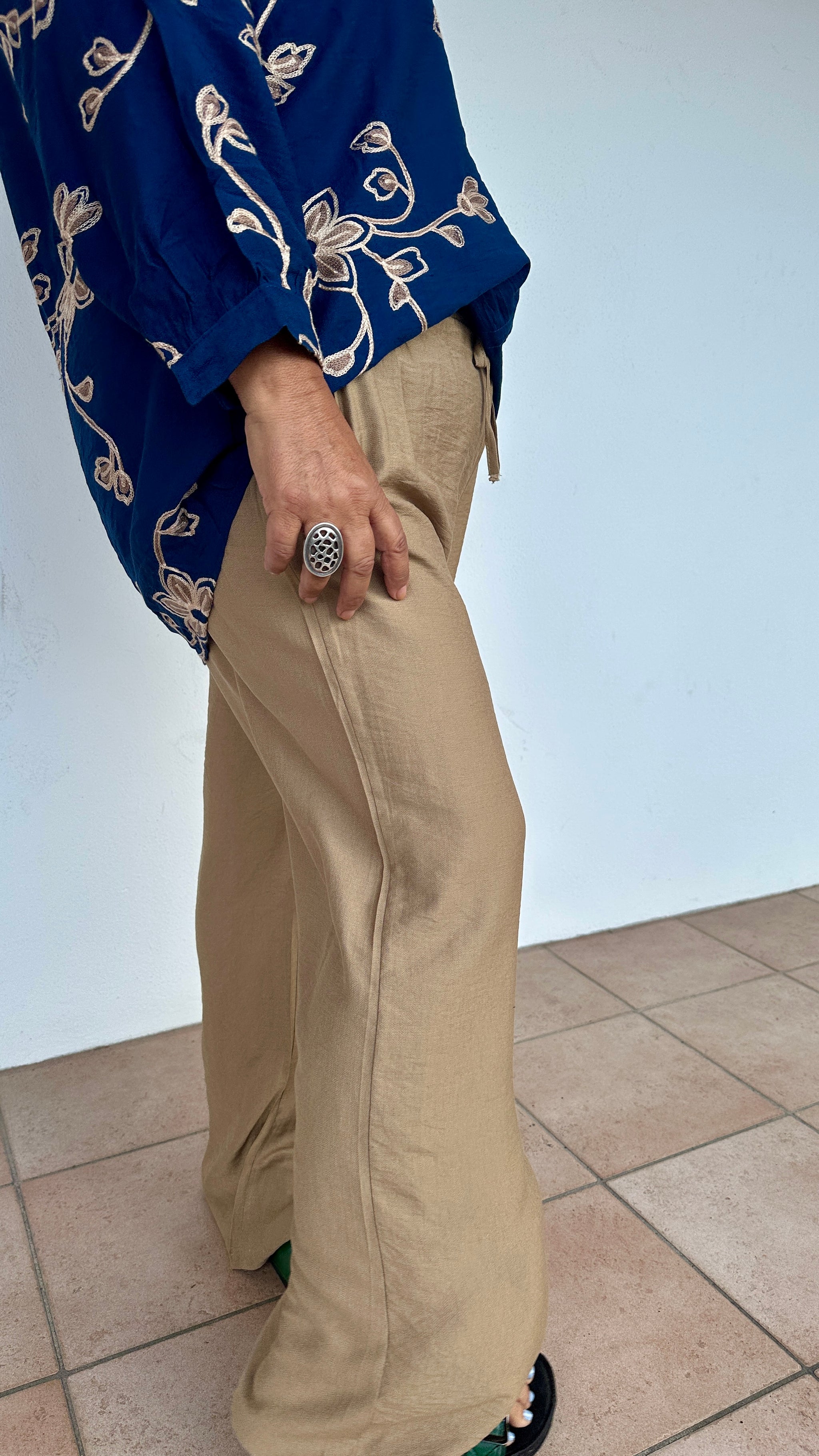 Vue de profil du pantalon fluide grande taille en viscose beige, disponible du L au XXL - Abana Boutique Pays Basque