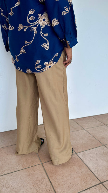 Tenue femme grande taille avec pantalon beige fluide et blouse fleurie – look casual chic Abana 64990