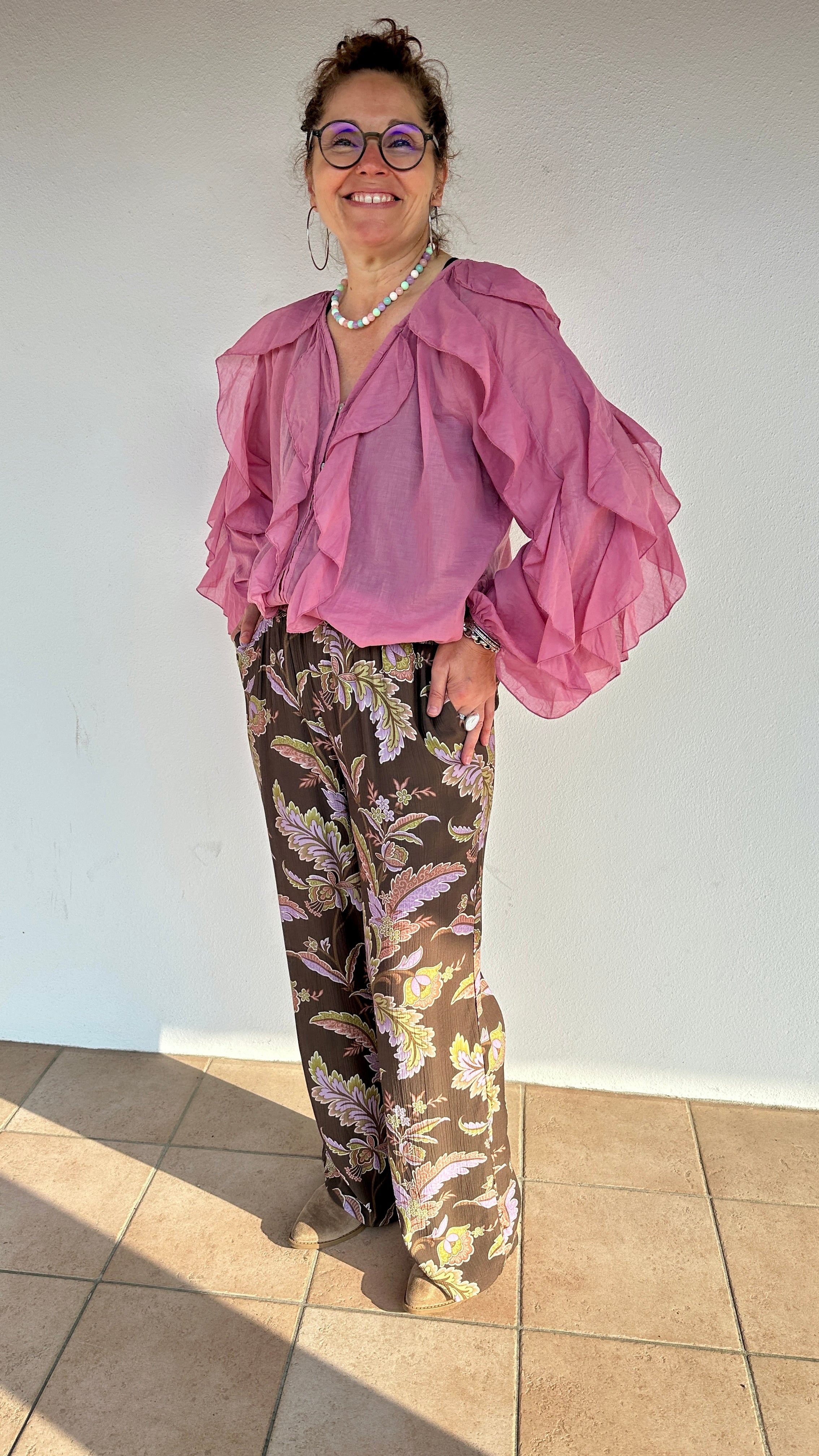 Pantalon fluide femme imprimé fleuri sur fond chocolat, coupe large et confortable – Boutique Abana Ustaritz