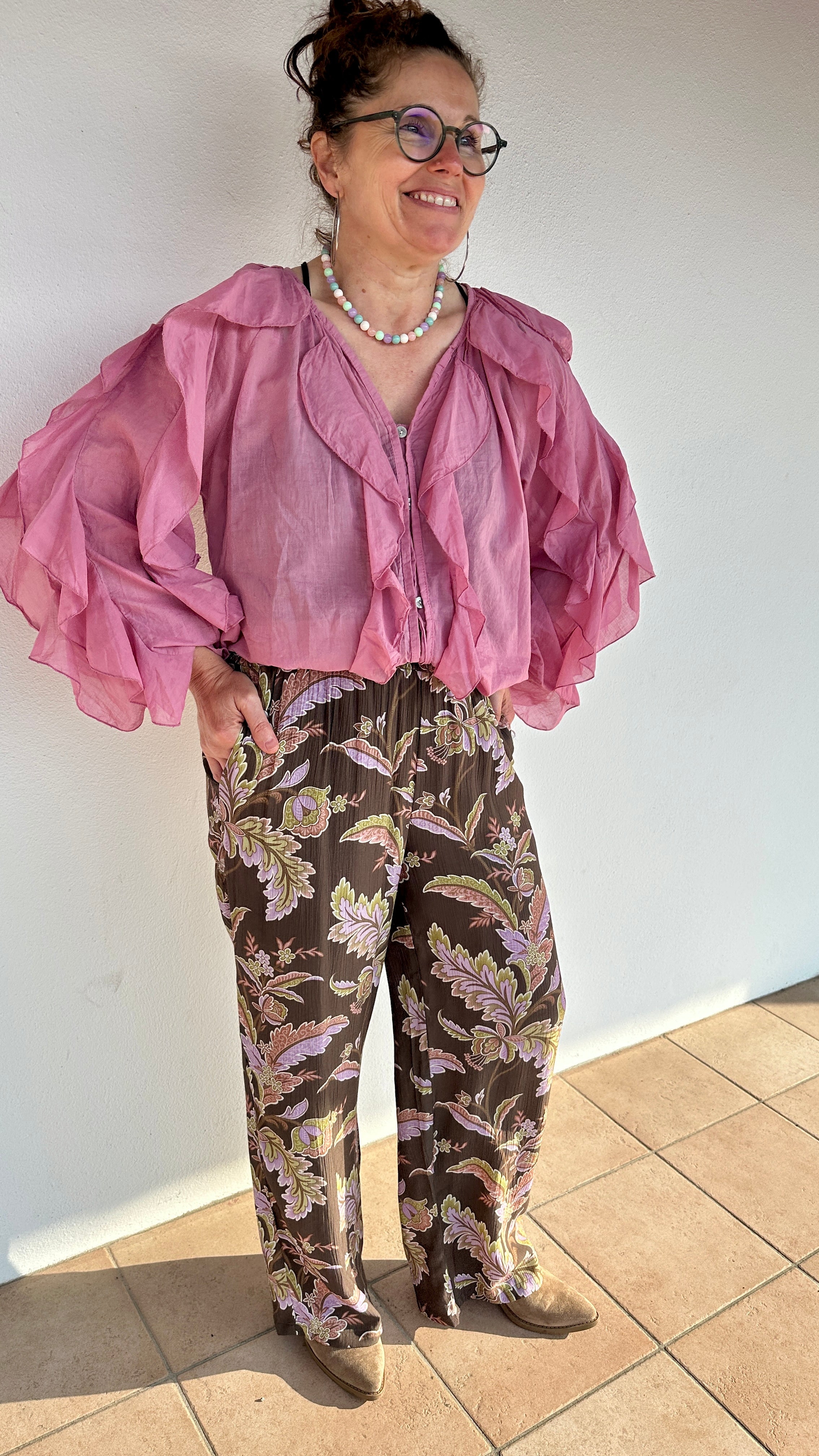 Détail de l’imprimé tropical avec feuilles rose et vert anis, matière légère idéale pour l’été – Abana Boutique Pays Basque