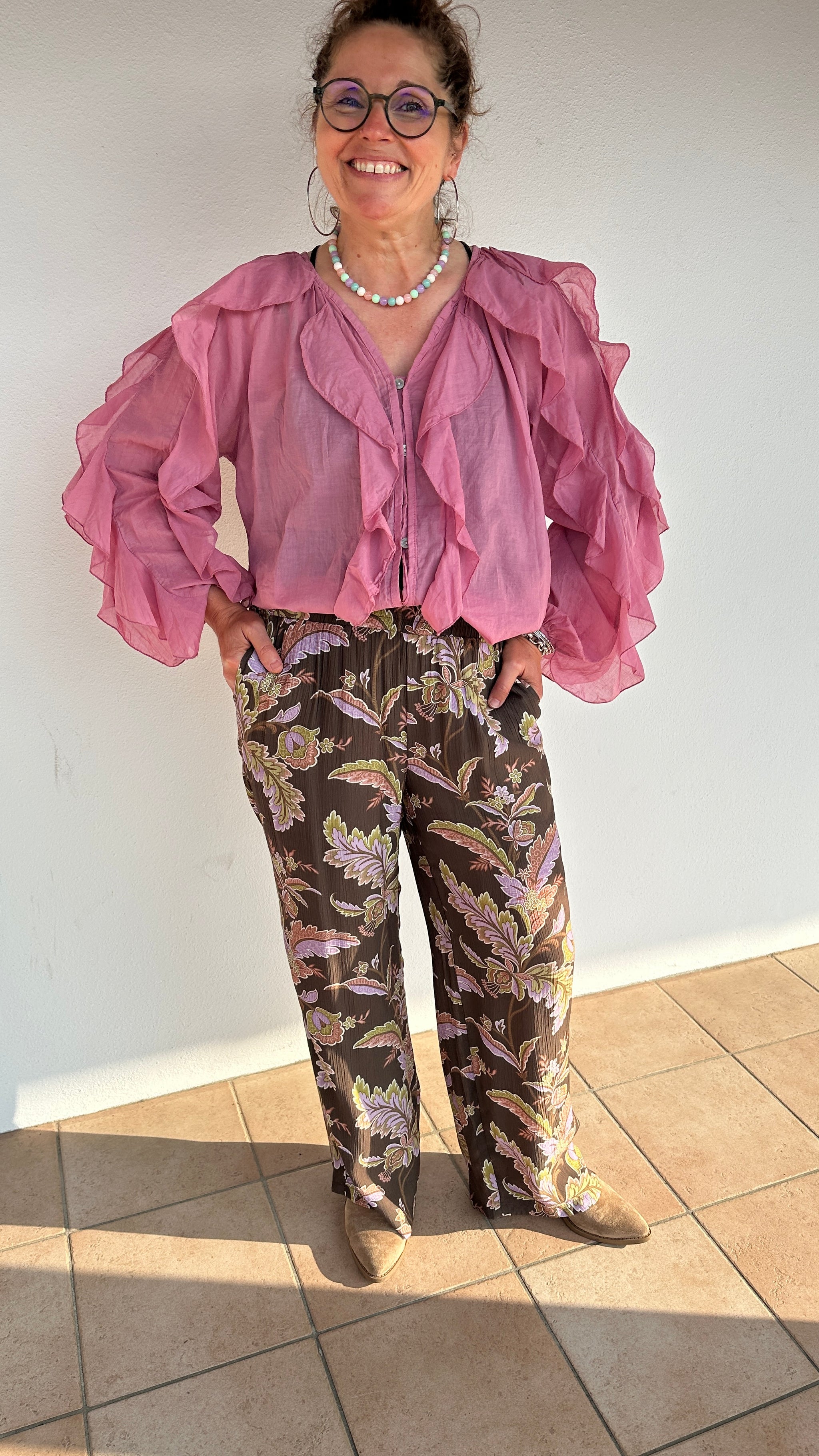 : Look complet du pantalon fleuri chocolat associé à une blouse rose pour un style bohème chic – Abana Ustaritz