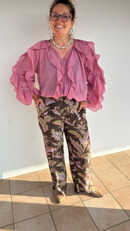 : Look complet du pantalon fleuri chocolat associé à une blouse rose pour un style bohème chic – Abana Ustaritz