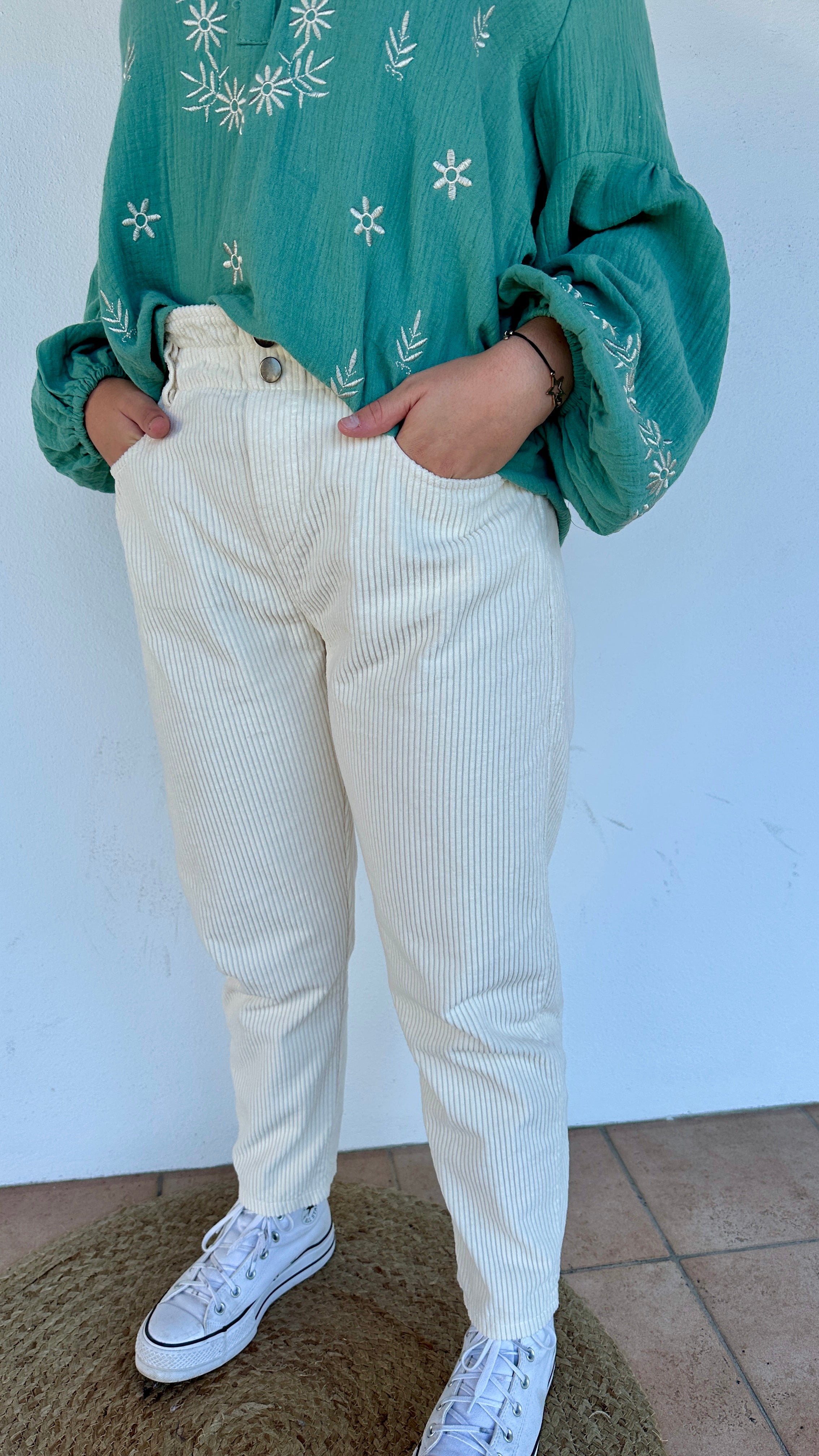 Pantalon  en velours écru doux, coupe momfit, taille élastiquée, fabriqué en Italie. Abana 64480