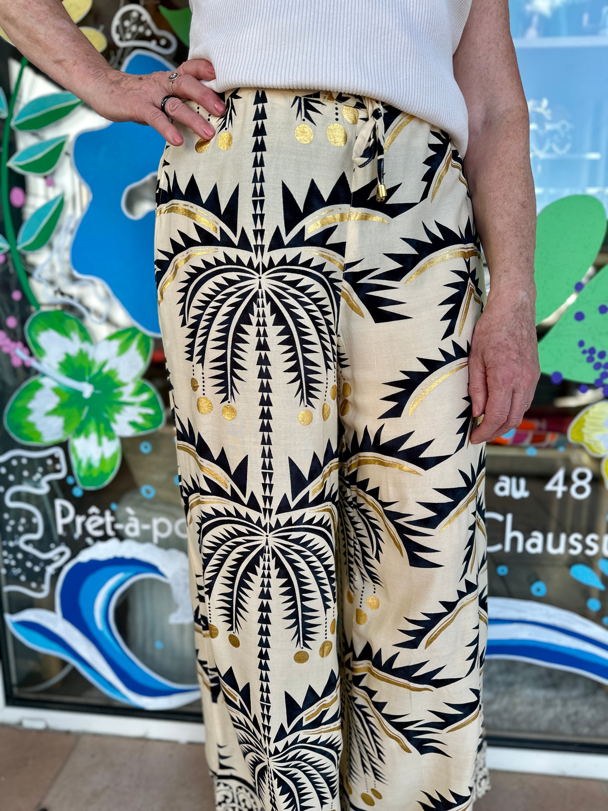 zoom sur les motifs dorés noire surpantalon fluide pour femme avec kimono isla bonita in april 1986 calais boulogne sur mer