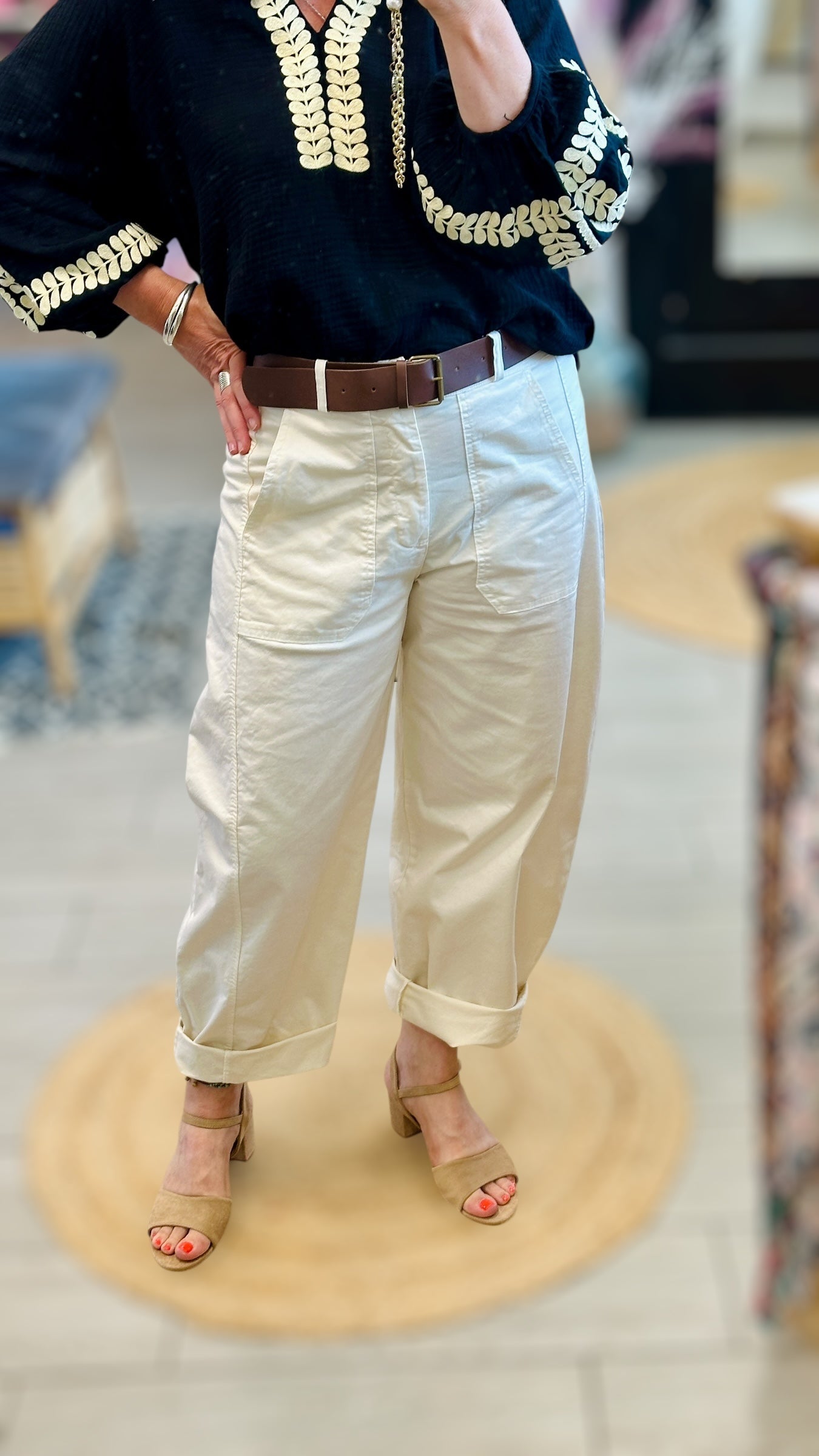 Pantalon barrel crème en coton pour femme avec ceinture camel, coupe ample taille M/L – Abana Boutique à Ustaritz au Pays Basque