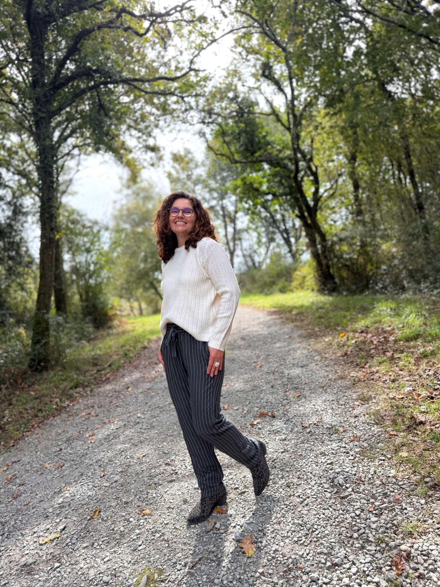 Pantalon rayé gris foncé femme porté avec des bottines - Abana Boutique 64480