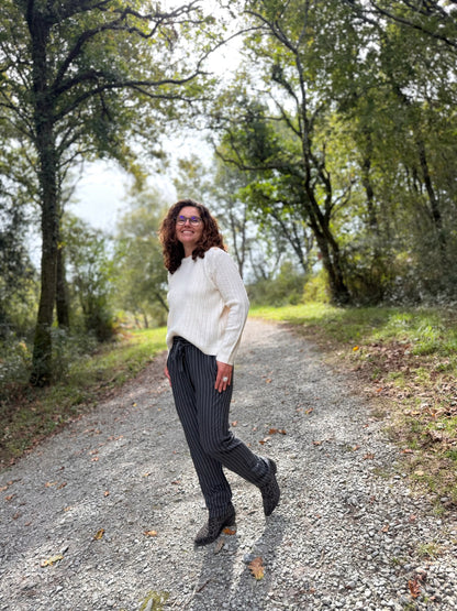 Pantalon rayé gris foncé femme porté avec des bottines - Abana Boutique 64480