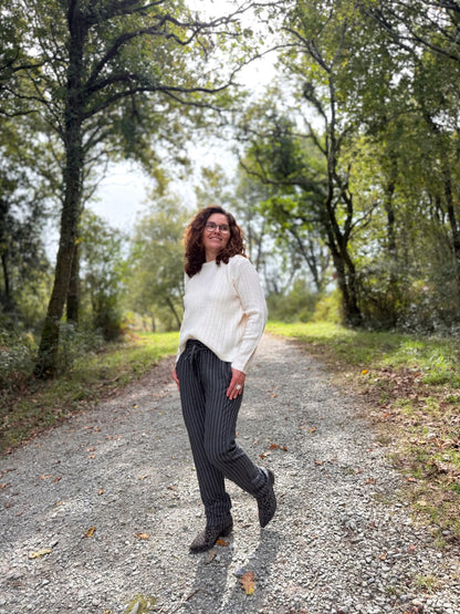 Zoom sur un pantalon fluide à fines rayures blanches et coupe droite - Abana Boutique 64310