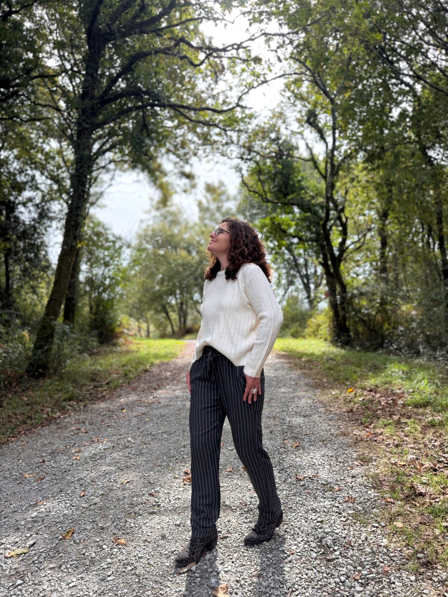 Look automnal avec un pantalon rayé chic et des bottines imprimé léopard - Abana Boutique 64250