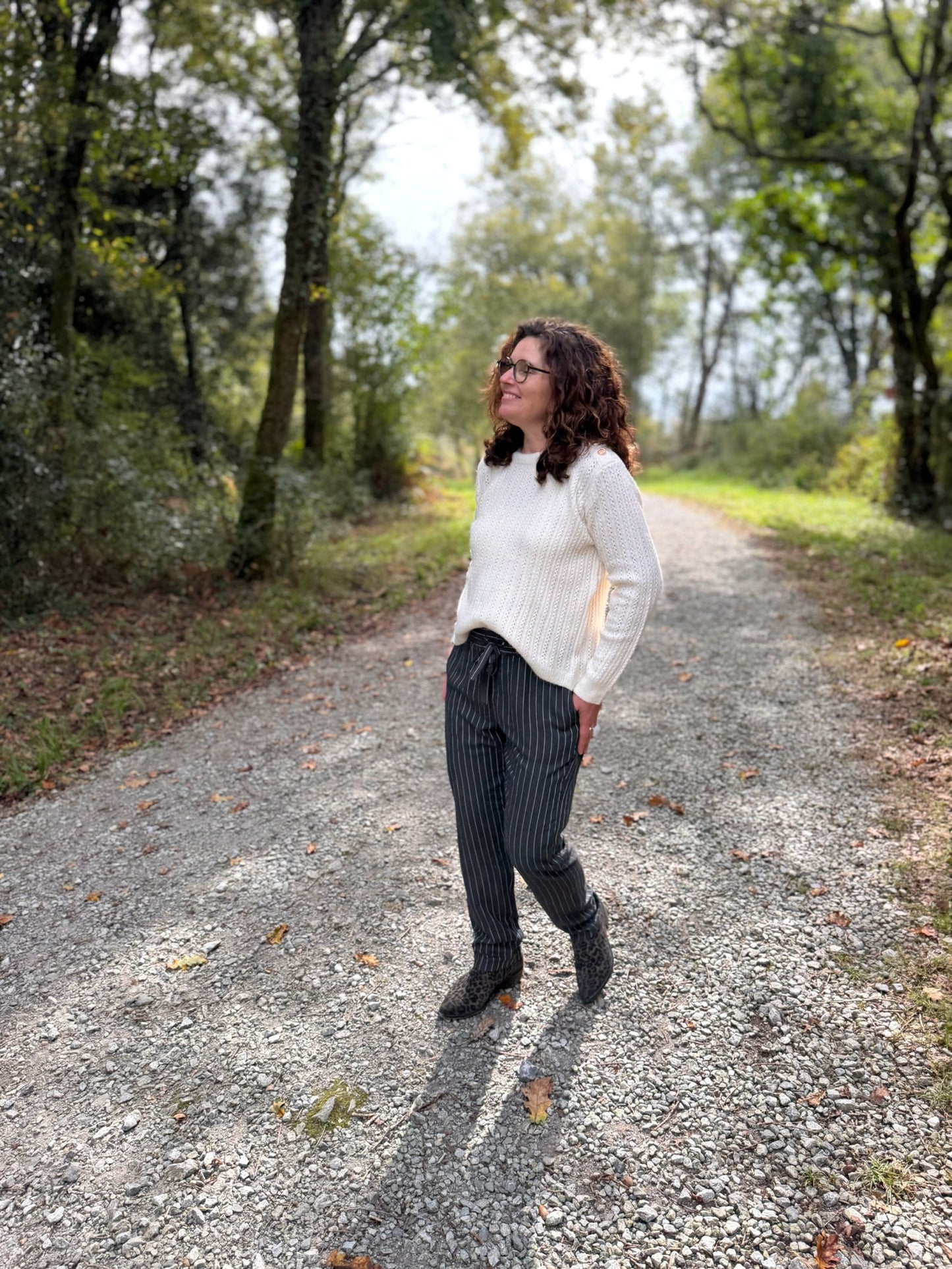 Pantalon gris à rayures blanches, style casual chic en extérieur - Abana Boutique 64990