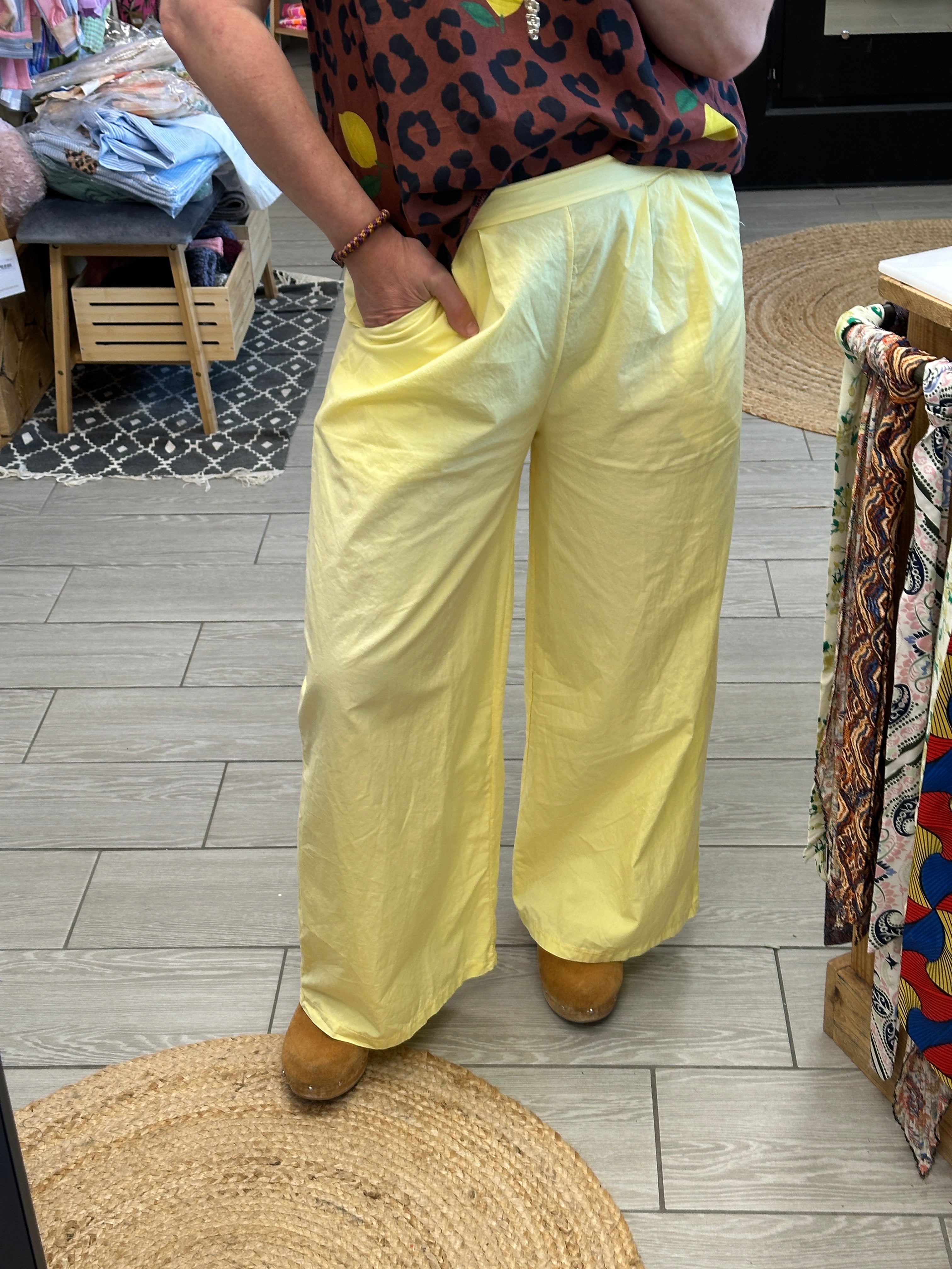 Pantalon fluide jaune beurre en coton pour femme, taille élastique, coupe ample – disponible à Ustaritz, boutique Abana, Pays Basque