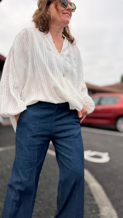 jean coupe droite bleu uni avec blouse blanche oversize johanna parisorfeo paris nantes saint nazaire cholet angers