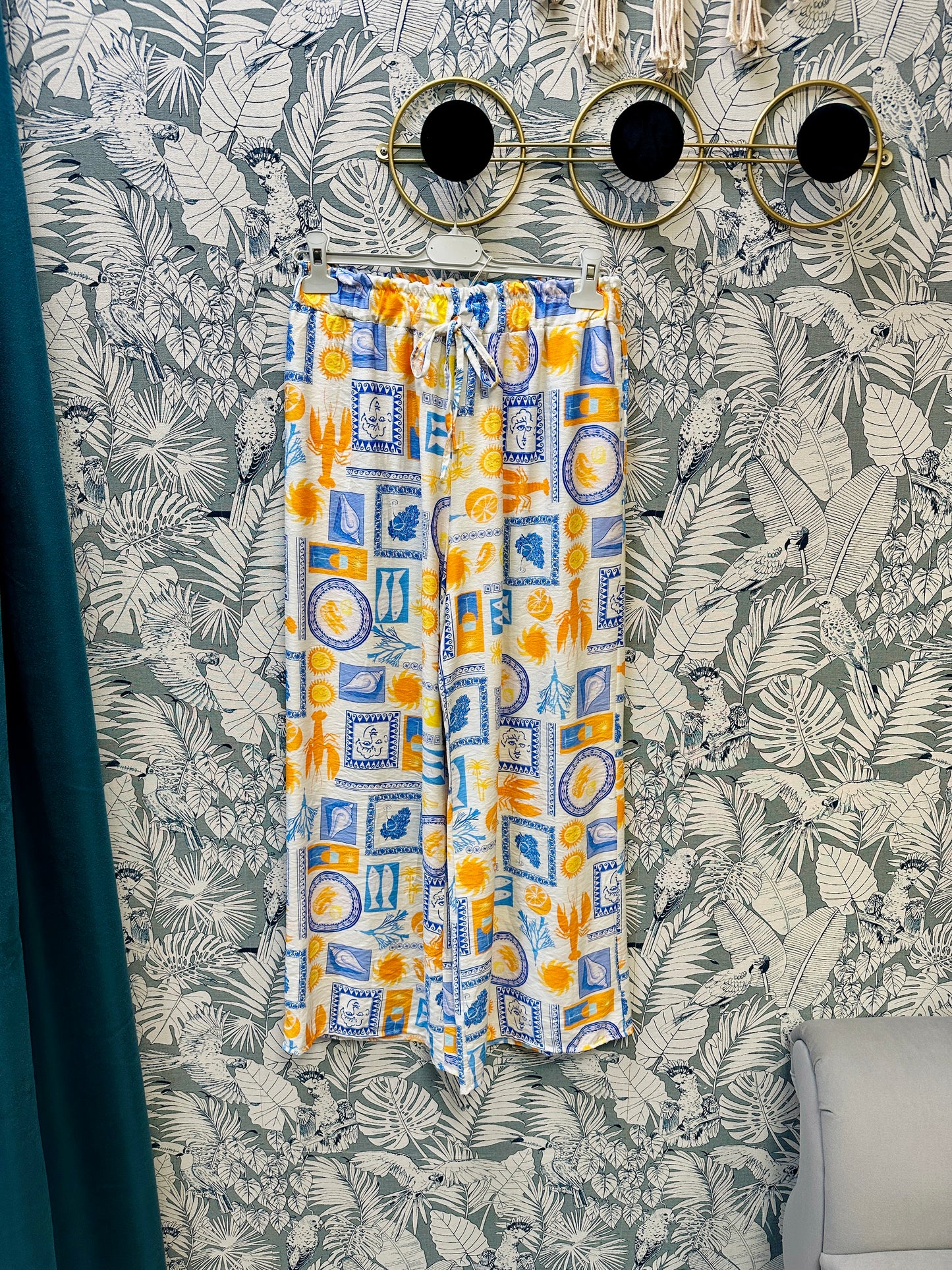 Pantalon imprimé rétro décliné en beige, vert et bleu – mode été Abana Boutique Ustaritz Pays Basque 64480
