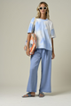 Pantalon fluide bleu ciel Nami de la marque française Orféo Paris, coupe large et taille élastiquée, disponible chez Abana