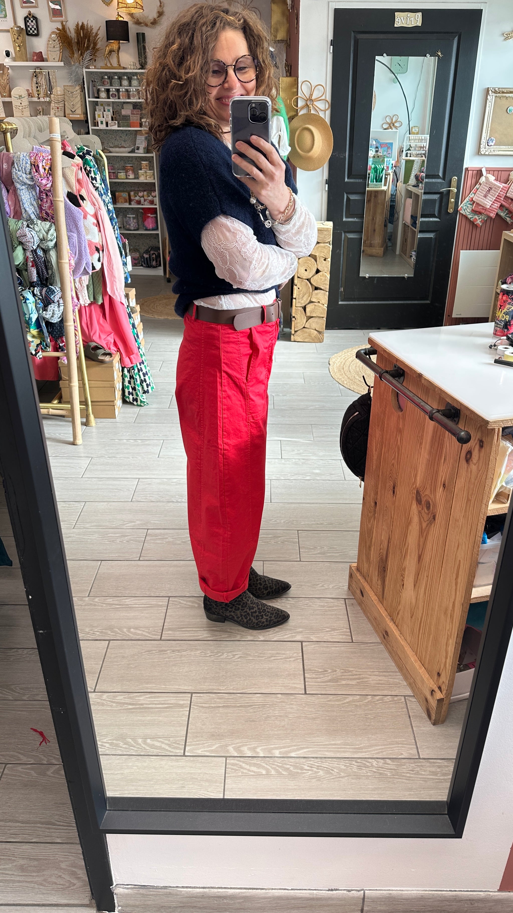 vue de profil pantalon barrel large rouge in april 1986 montauban
