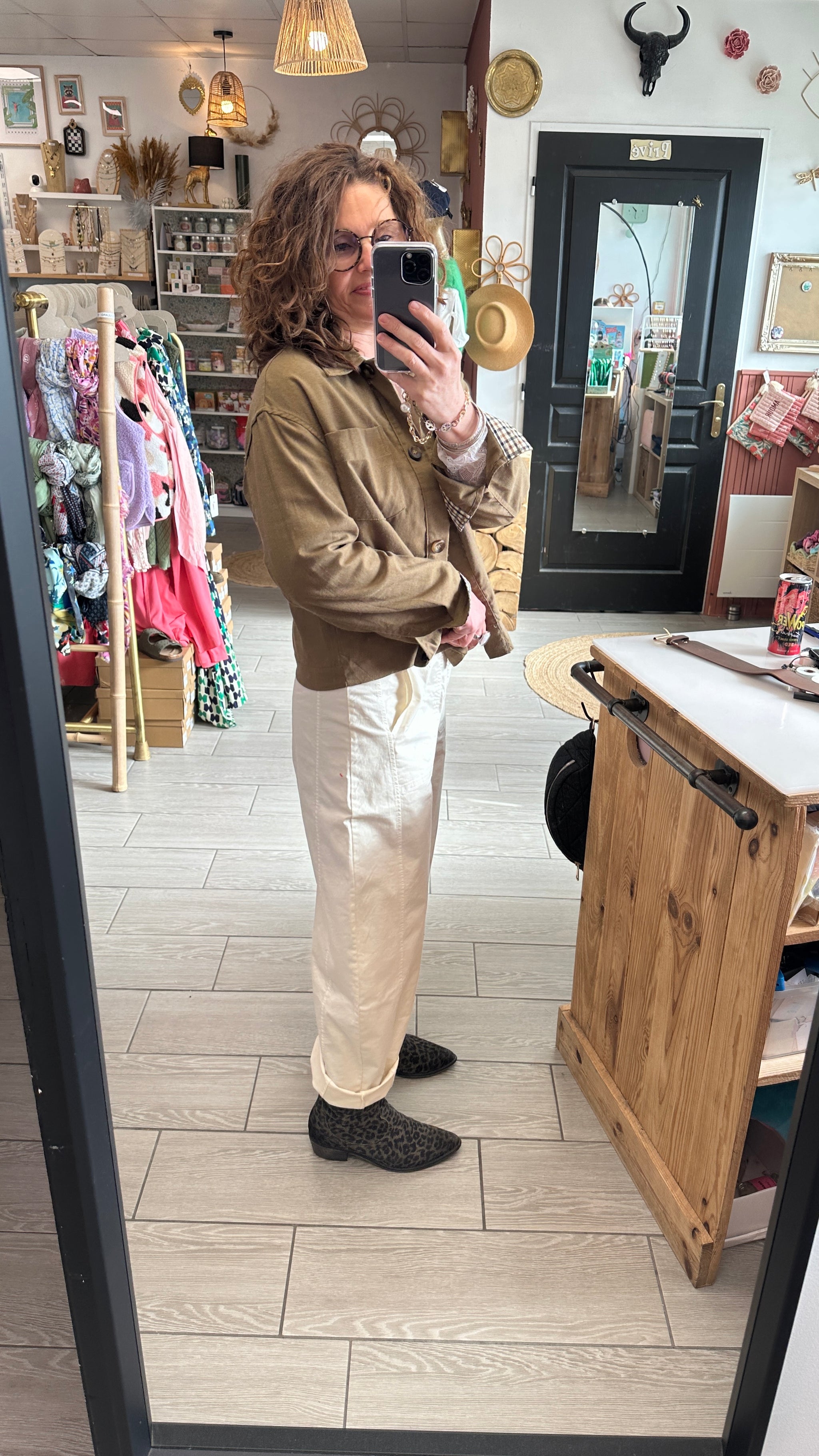 vu de profil pantalon barrel coupe large et ample style balloon karostar aussone