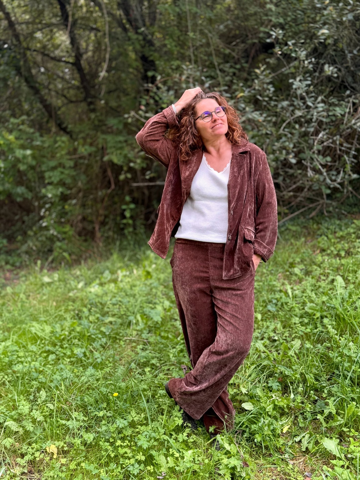 Pantalon Phleps Banditas en velours chocolat dans la nature - Abana Boutique 64480