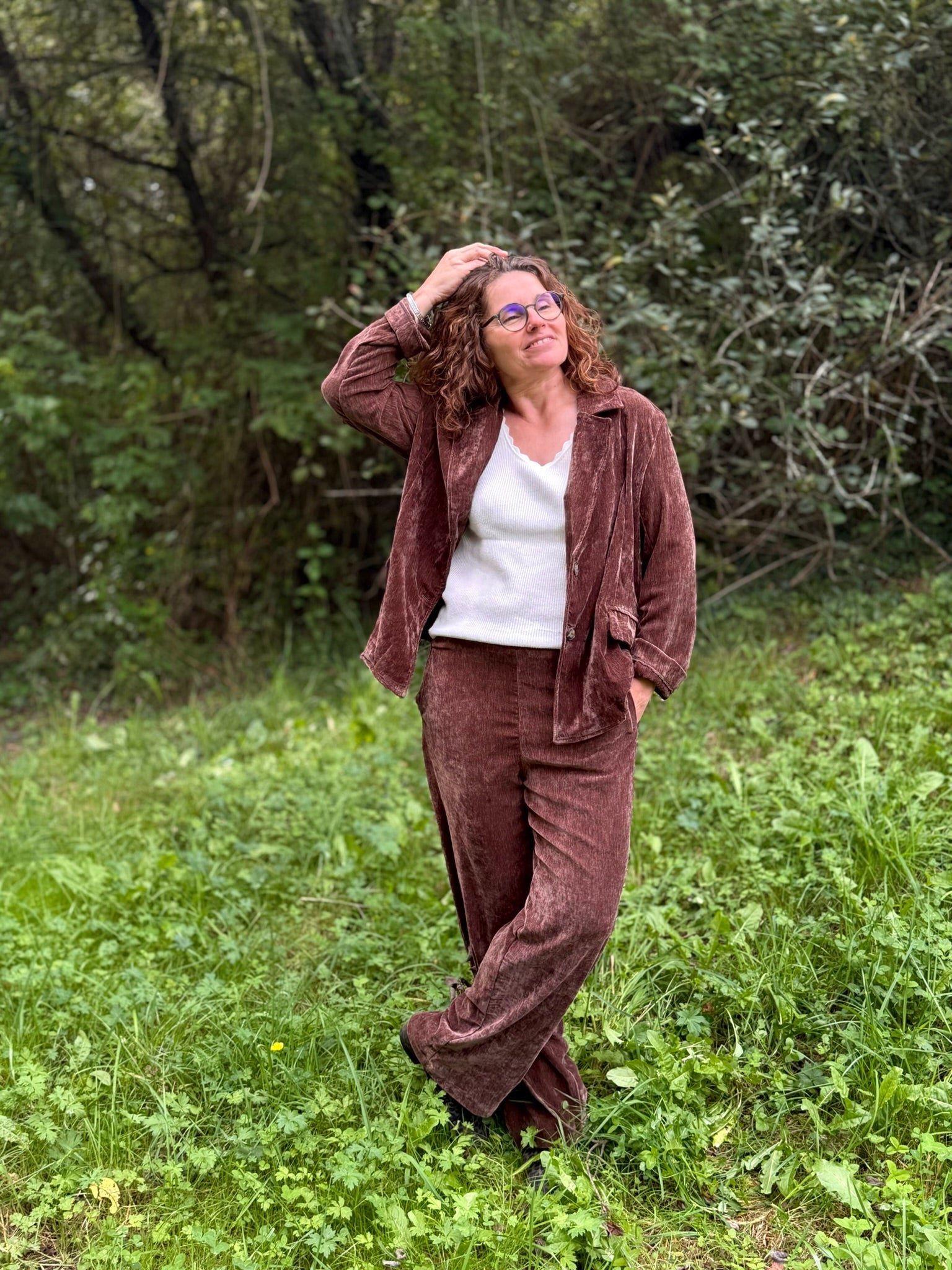 Détail du tissu lisse et brillant du pantalon Banditas - Abana Boutique 64310