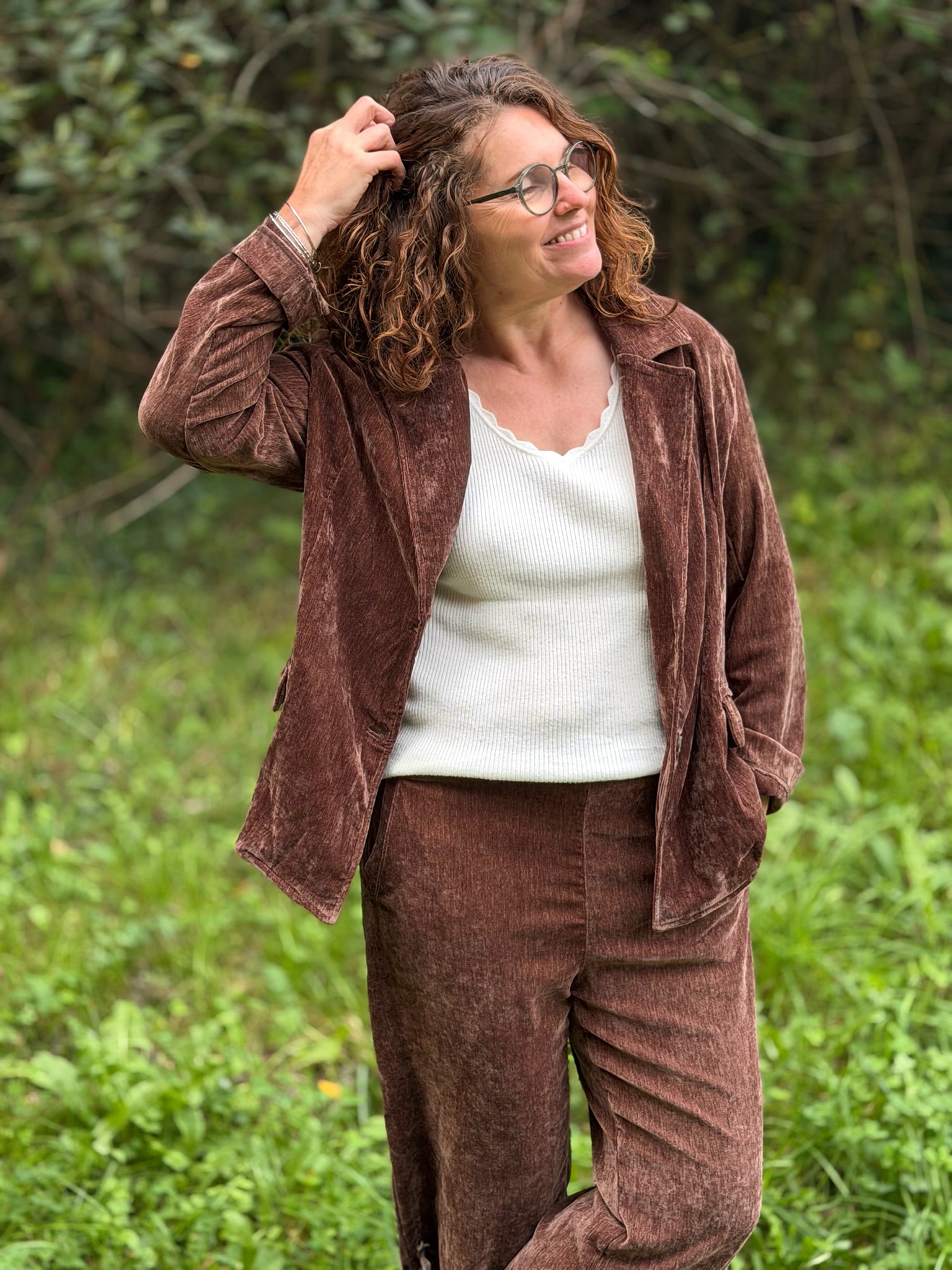 Pantalon ample chocolat porté avec la veste assortie - Abana Boutique 64990