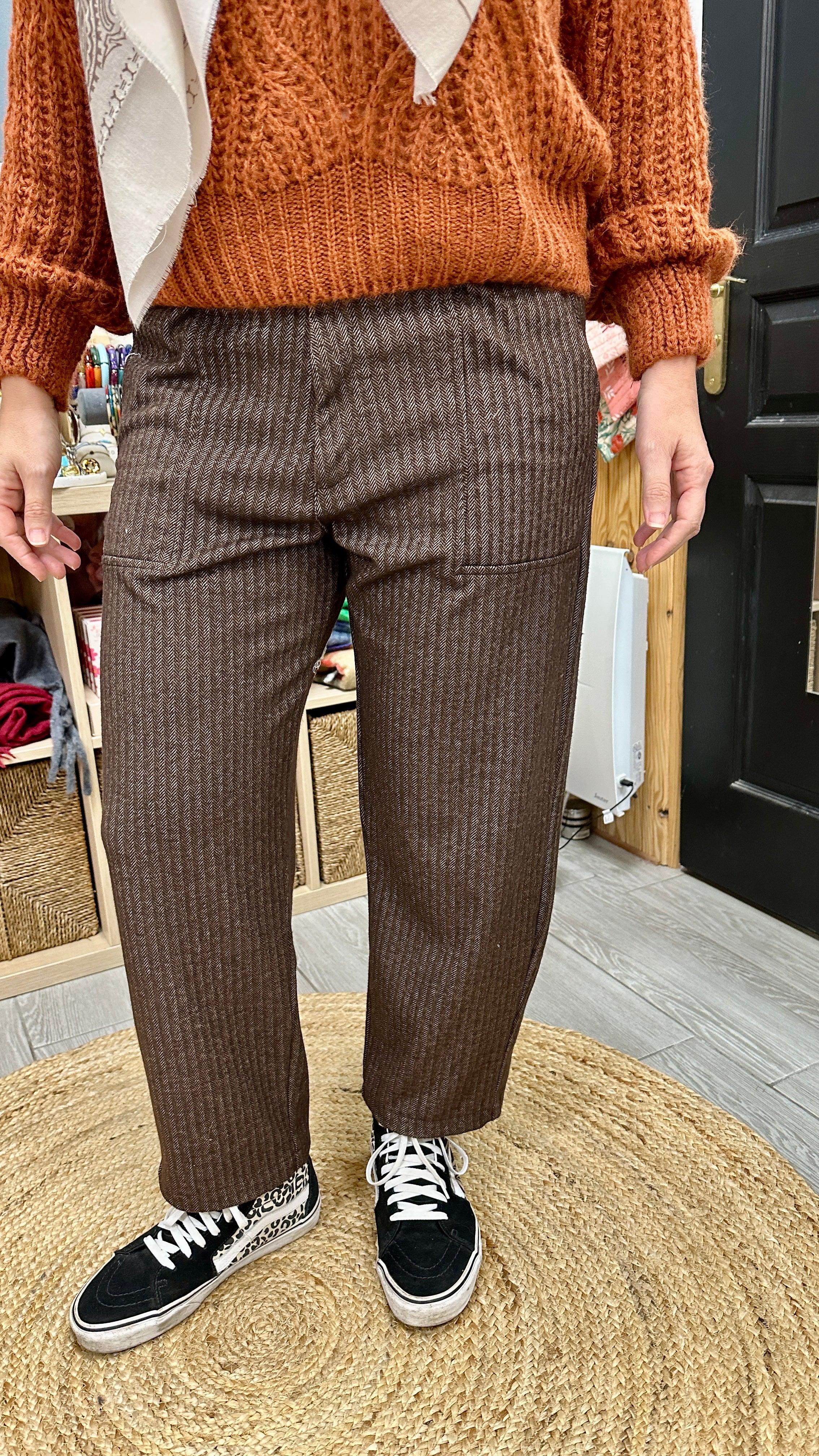 Pantalon chocolat foncé à motif Banditas porté en boutique - Abana 64480