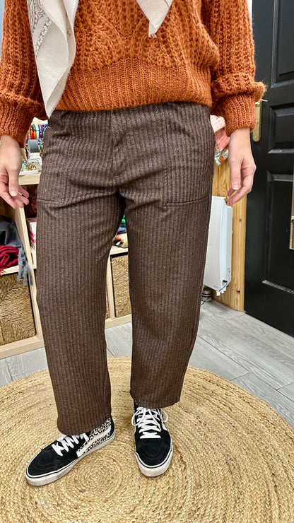 Pantalon chocolat foncé à motif Banditas porté en boutique - Abana 64480