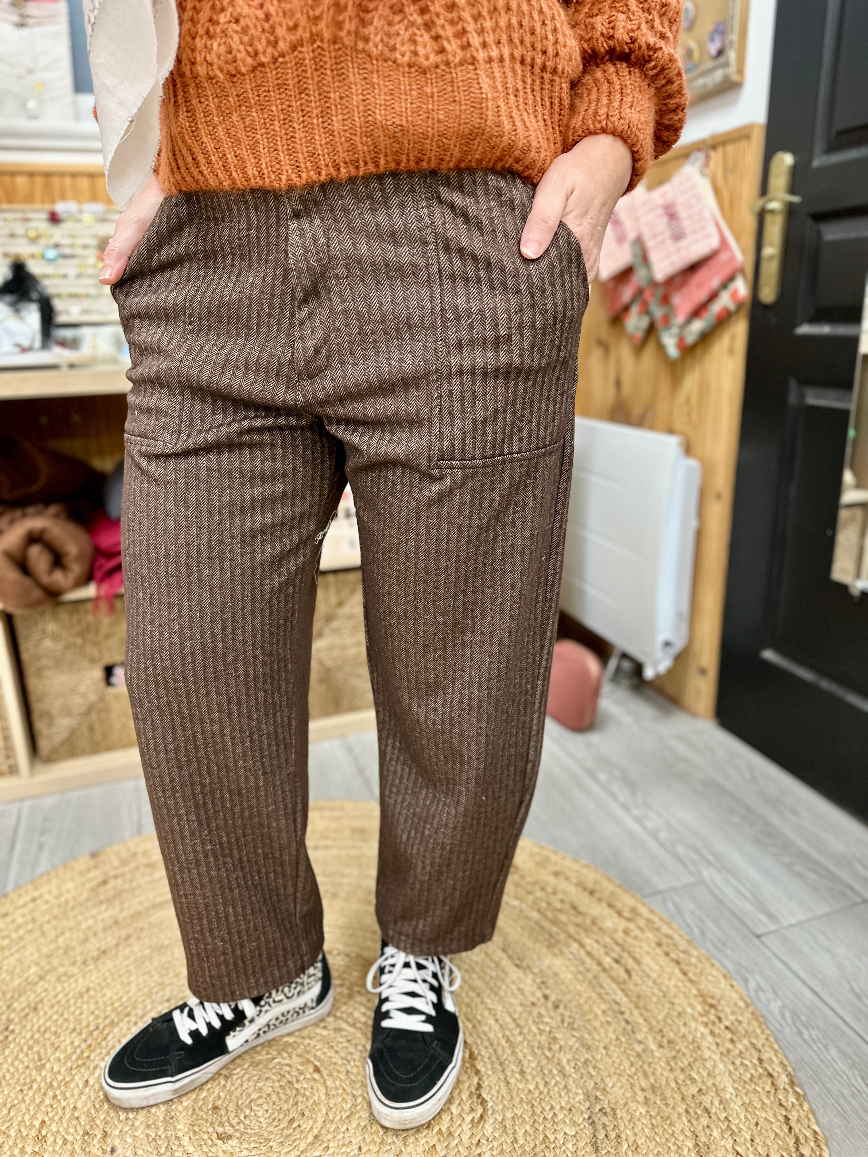 Look casual avec pantalon ample chocolat Banditas - Abana 64310