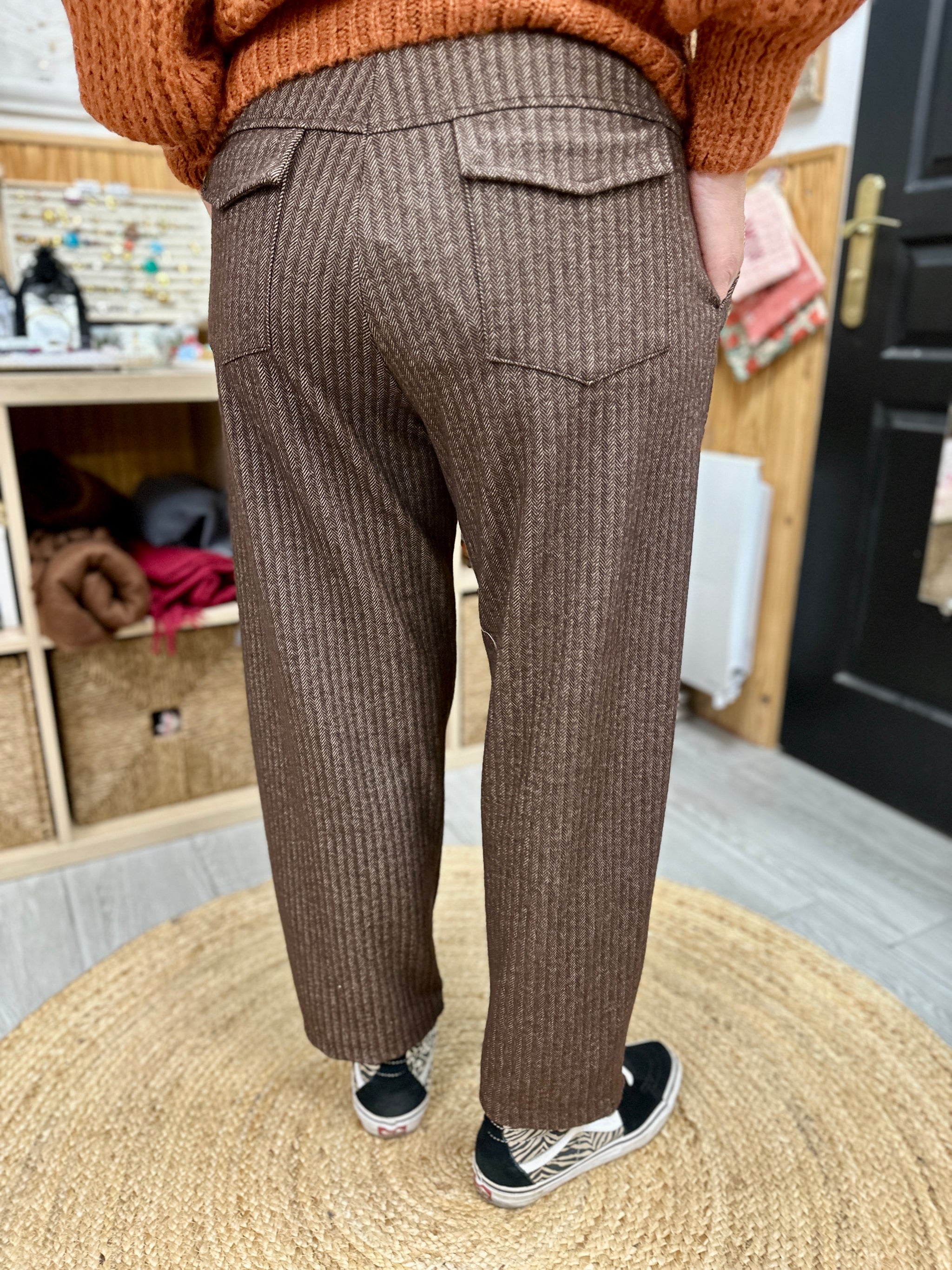 Zoom sur la coupe droite et fluide du pantalon Banditas - Abana 64990