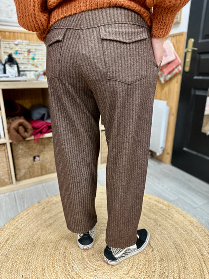 Zoom sur la coupe droite et fluide du pantalon Banditas - Abana 64990