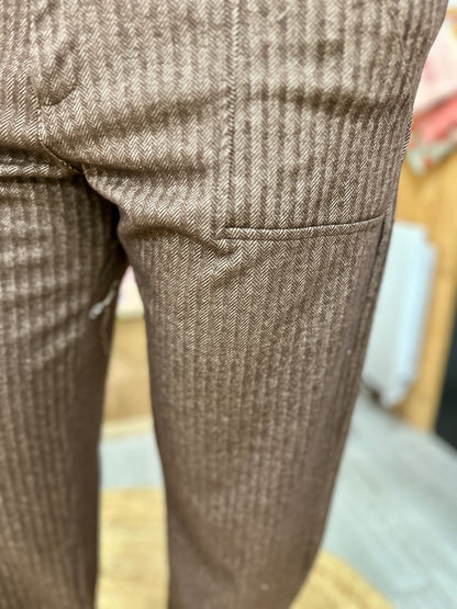 Détail du tissu texturé marron foncé du pantalon Banditas - Abana 64600