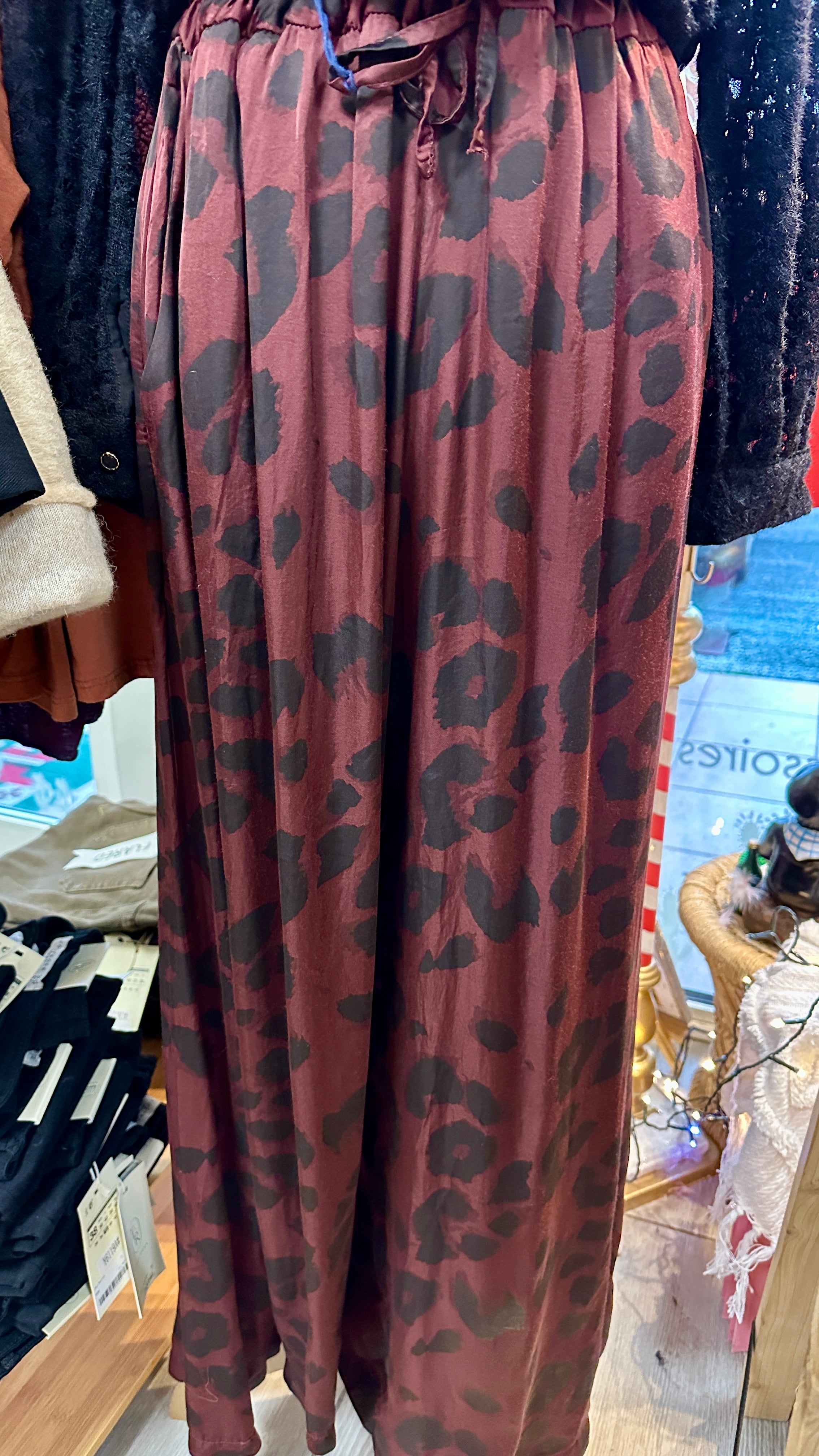 Pantalon femme fluide bordeaux motif léopard, taille élastique et tombé élégant - Abana 64310