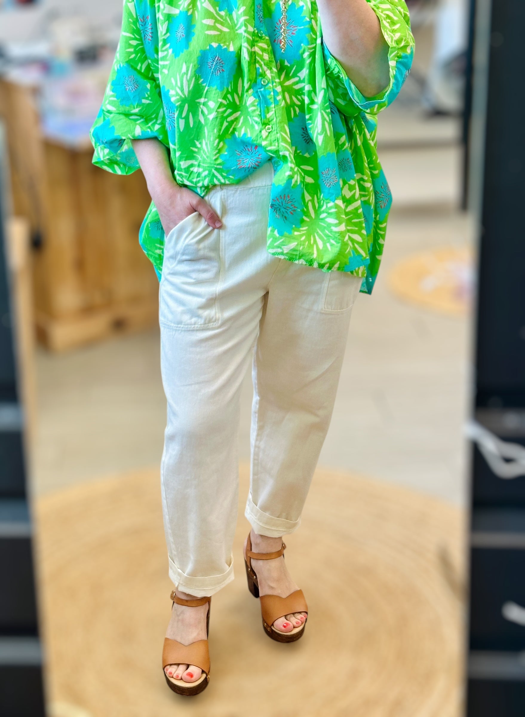Pantalon Tequila crème Banditas from Marseille en coton épais exposé dans la boutique Abana à Ustaritz