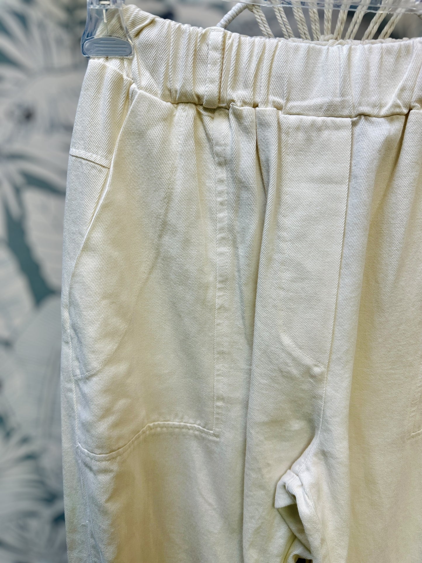 Banditas from Marseille présente le pantalon Tequila crème en coton, distribué à Ustaritz chez Abana, look casual et tissu effet lin