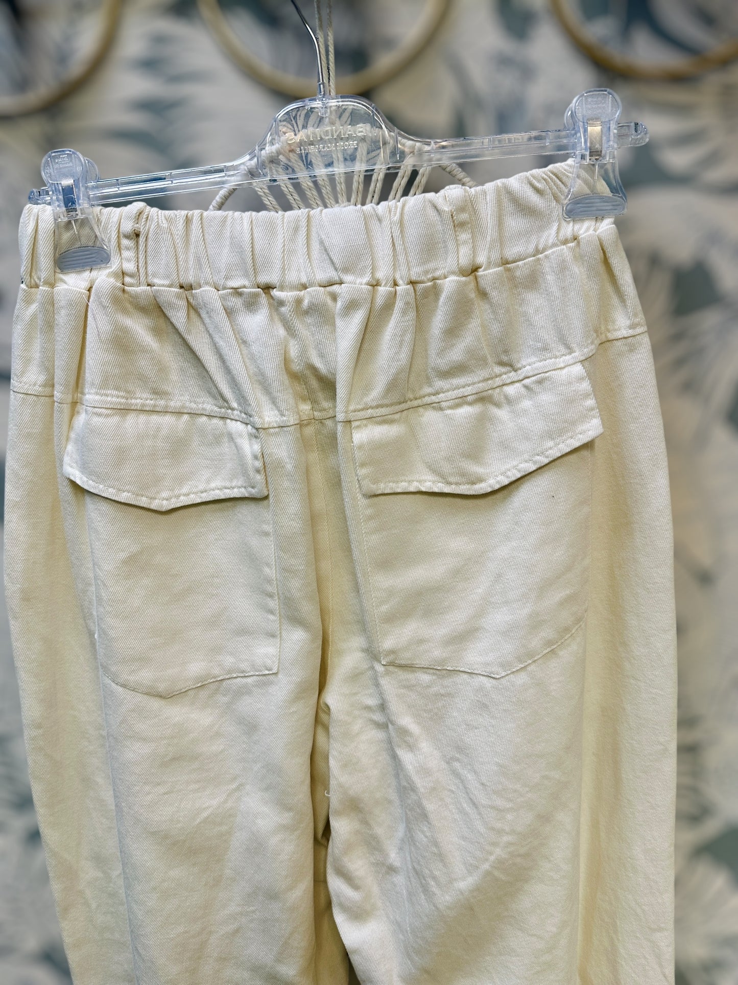 Pantalon crème Banditas modèle Tequila, coton de qualité avec poches visibles, mis en valeur dans la boutique Abana proche de Bayonne Ustaritz