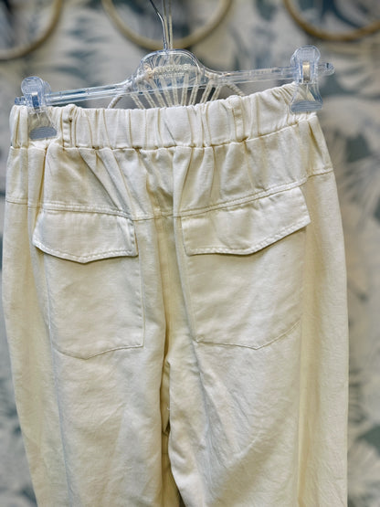 Pantalon crème Banditas modèle Tequila, coton de qualité avec poches visibles, mis en valeur dans la boutique Abana proche de Bayonne Ustaritz