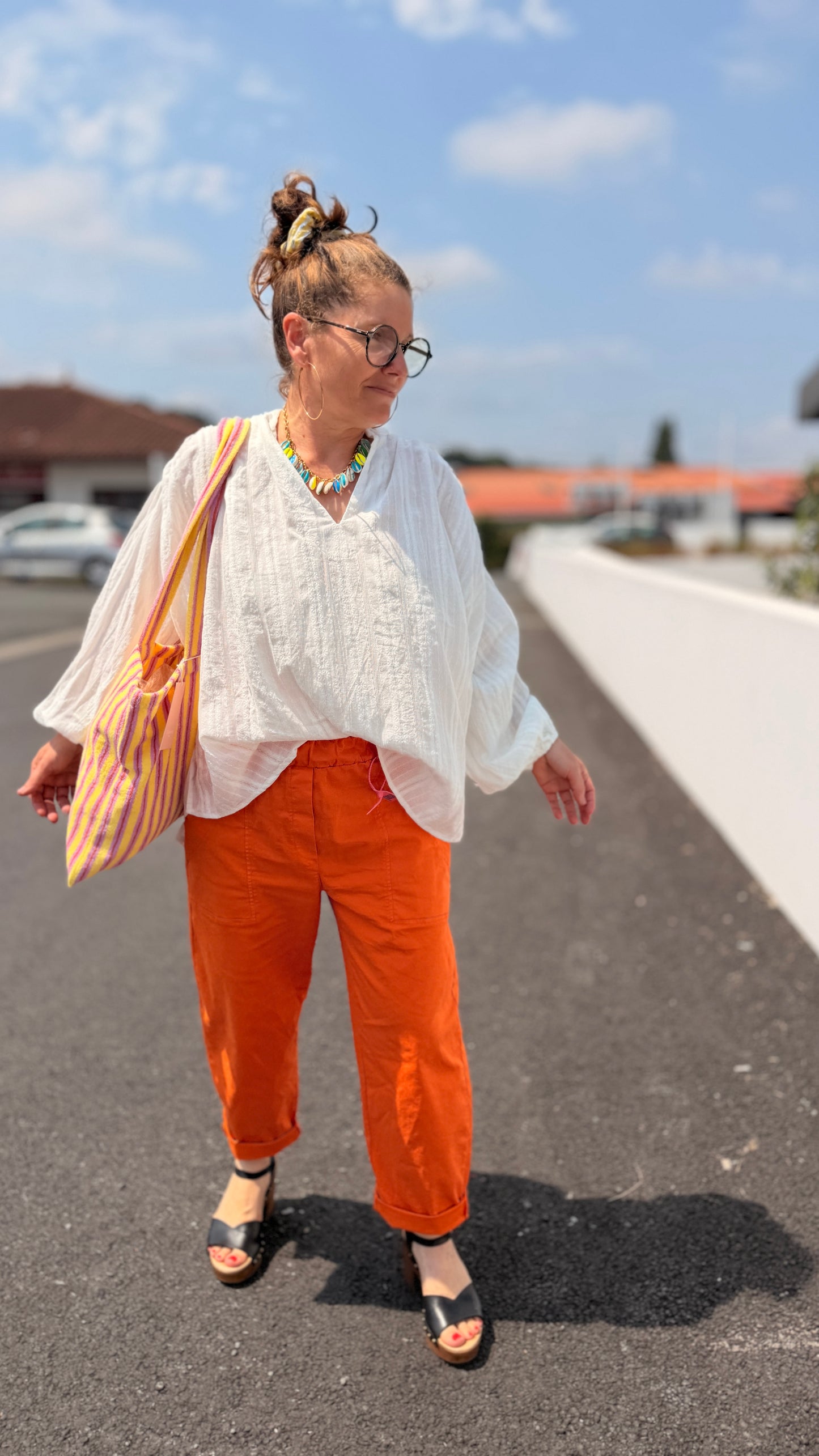 look avec la tunique blanche flegrei et pantalon valkyrie orange lumineux mode femme banditas from marseille grenoble chambery annecy aix les bains