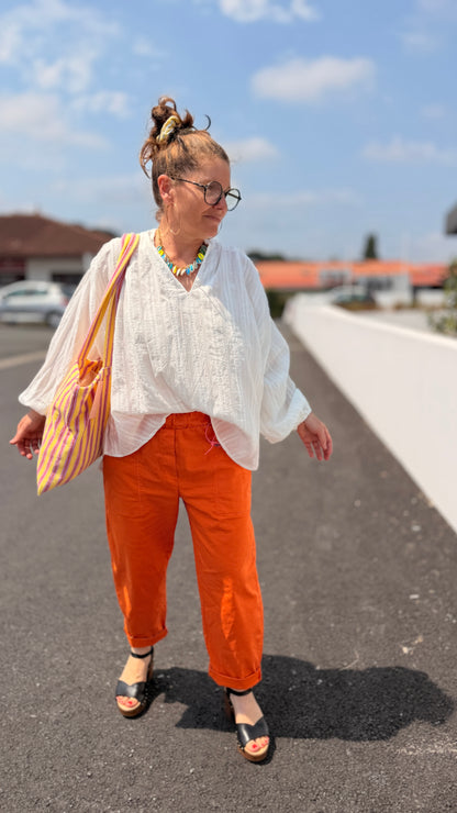 look avec la tunique blanche flegrei et pantalon valkyrie orange lumineux mode femme banditas from marseille grenoble chambery annecy aix les bains