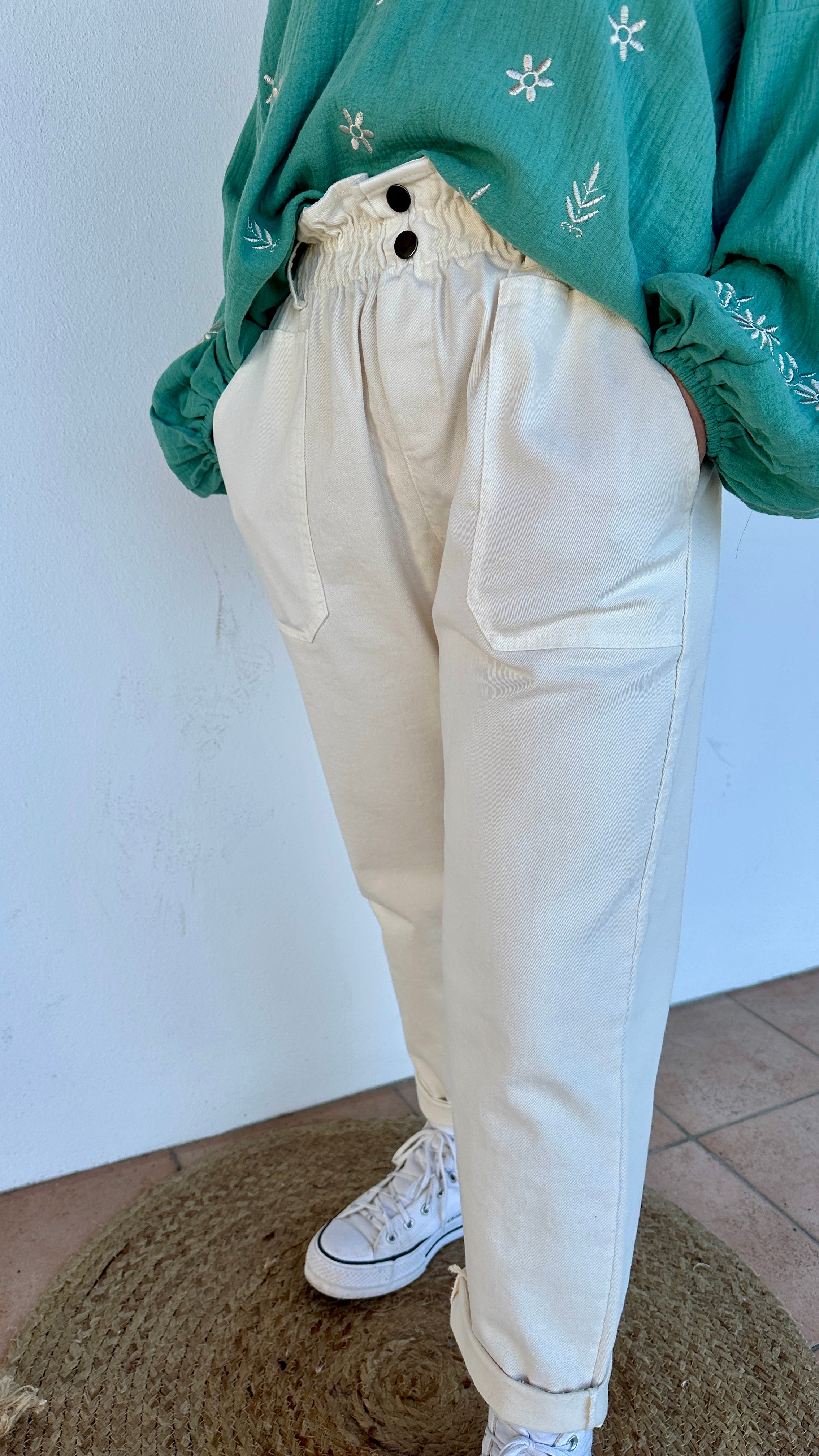 Pantalon écru femme à taille froncée avec boutons – look chic et confortable – Abana Boutique Ustaritz