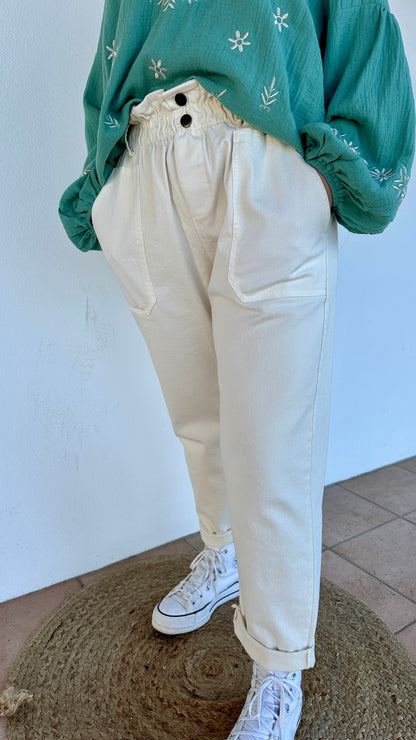 Détail de la coupe carotte du pantalon écru – mode femme Pays Basque – Abana Boutique 64480