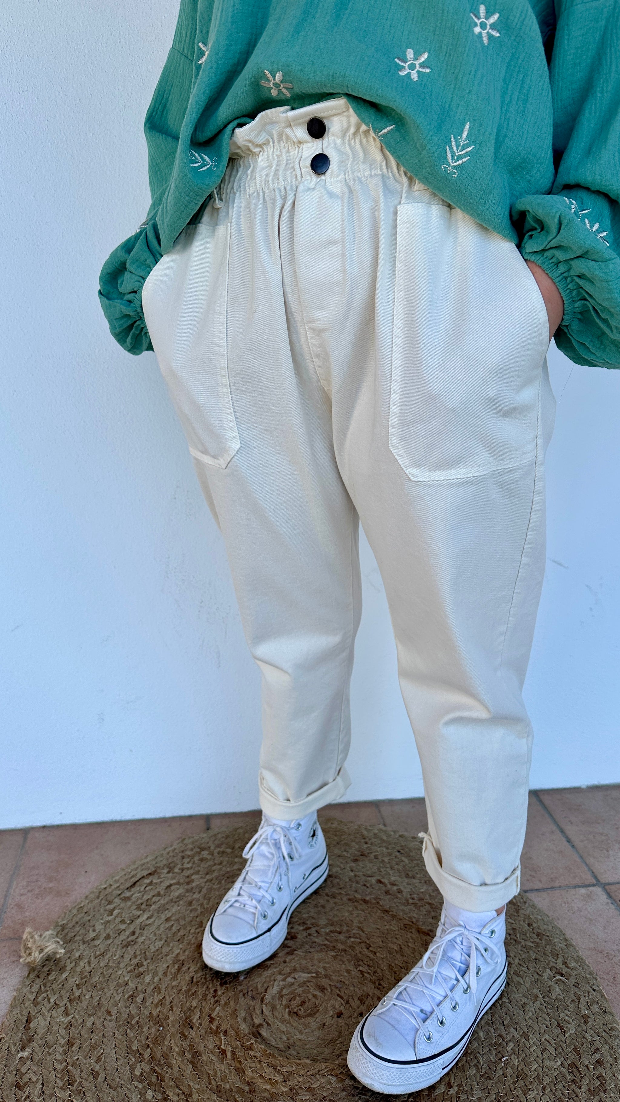 Pantalon écru casual avec revers et poches avant – tendance printemps – Abana Boutique 64250
