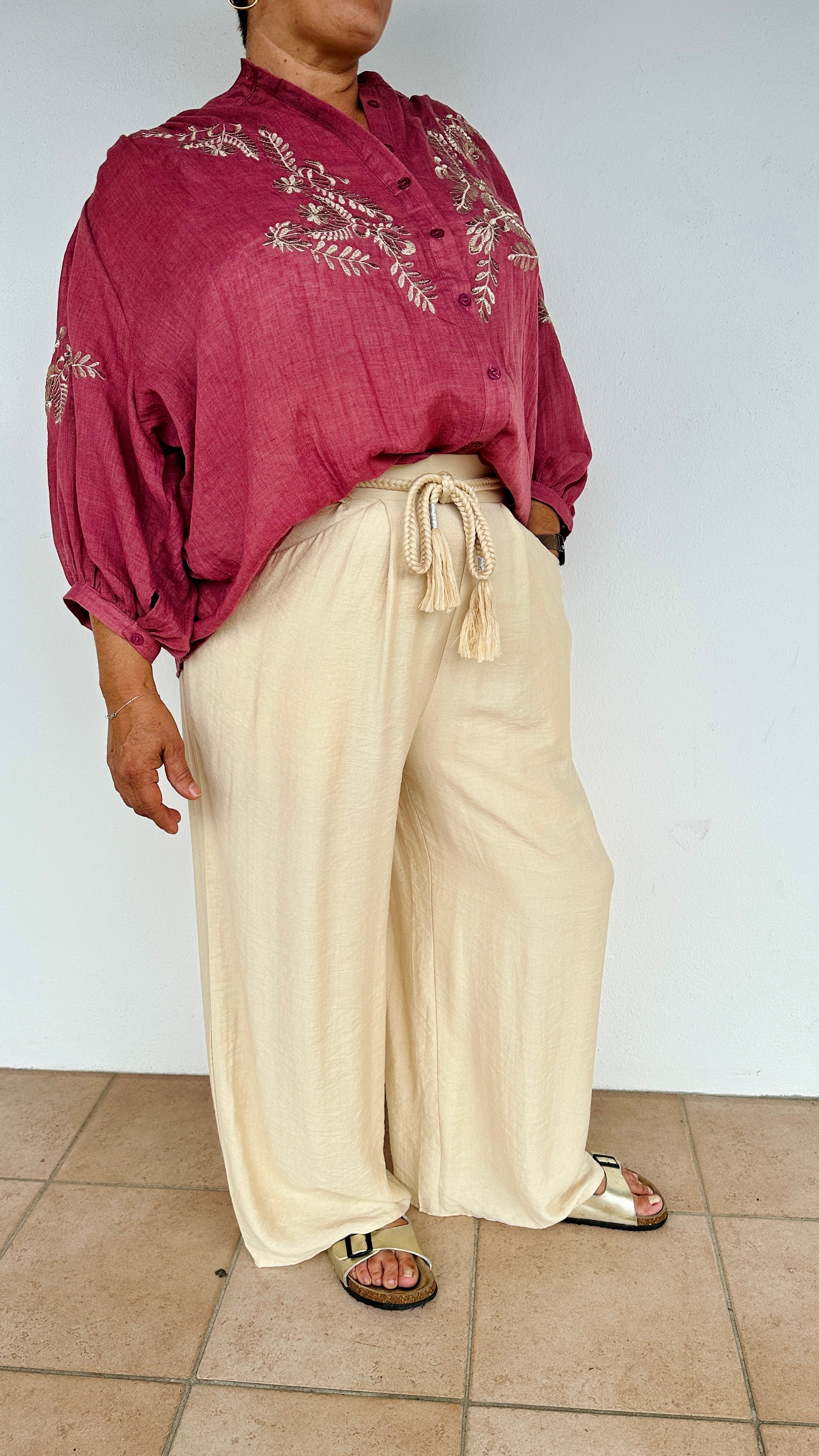 Pantalon fluide femme beige avec cordon et pompons à la taille, coupe large et confortable – Boutique Abana Ustaritz