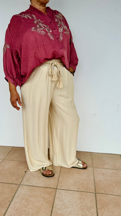 Vue du pantalon large porté avec un haut rose, look décontracté et élégant – Abana 64480