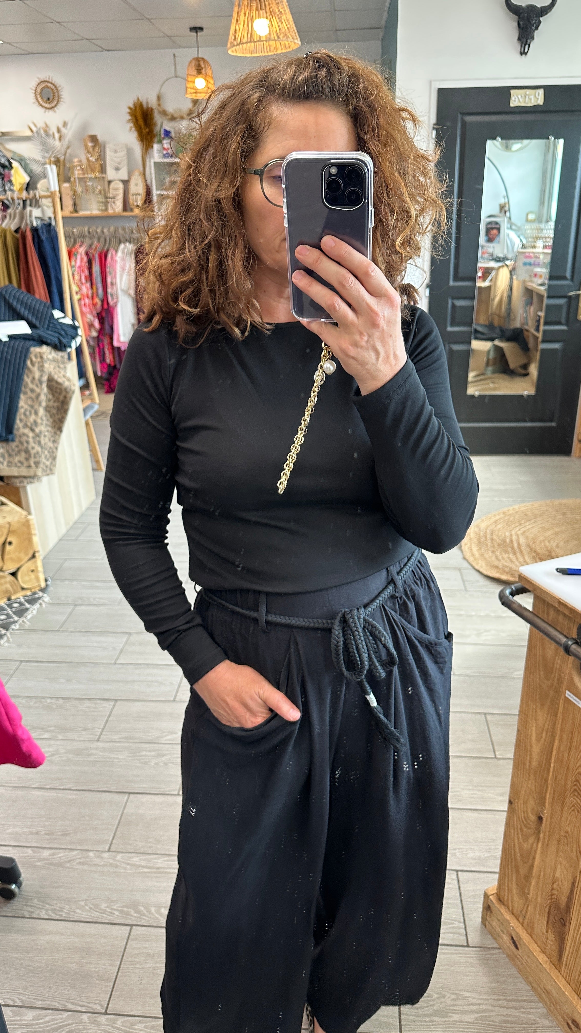 Pantalon large noir femme coupe élégante et confortable – Abana Pays Basque