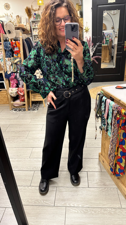 Pantalon noir fluide porté avec ceinture noire et détails dorés - Abana 64480