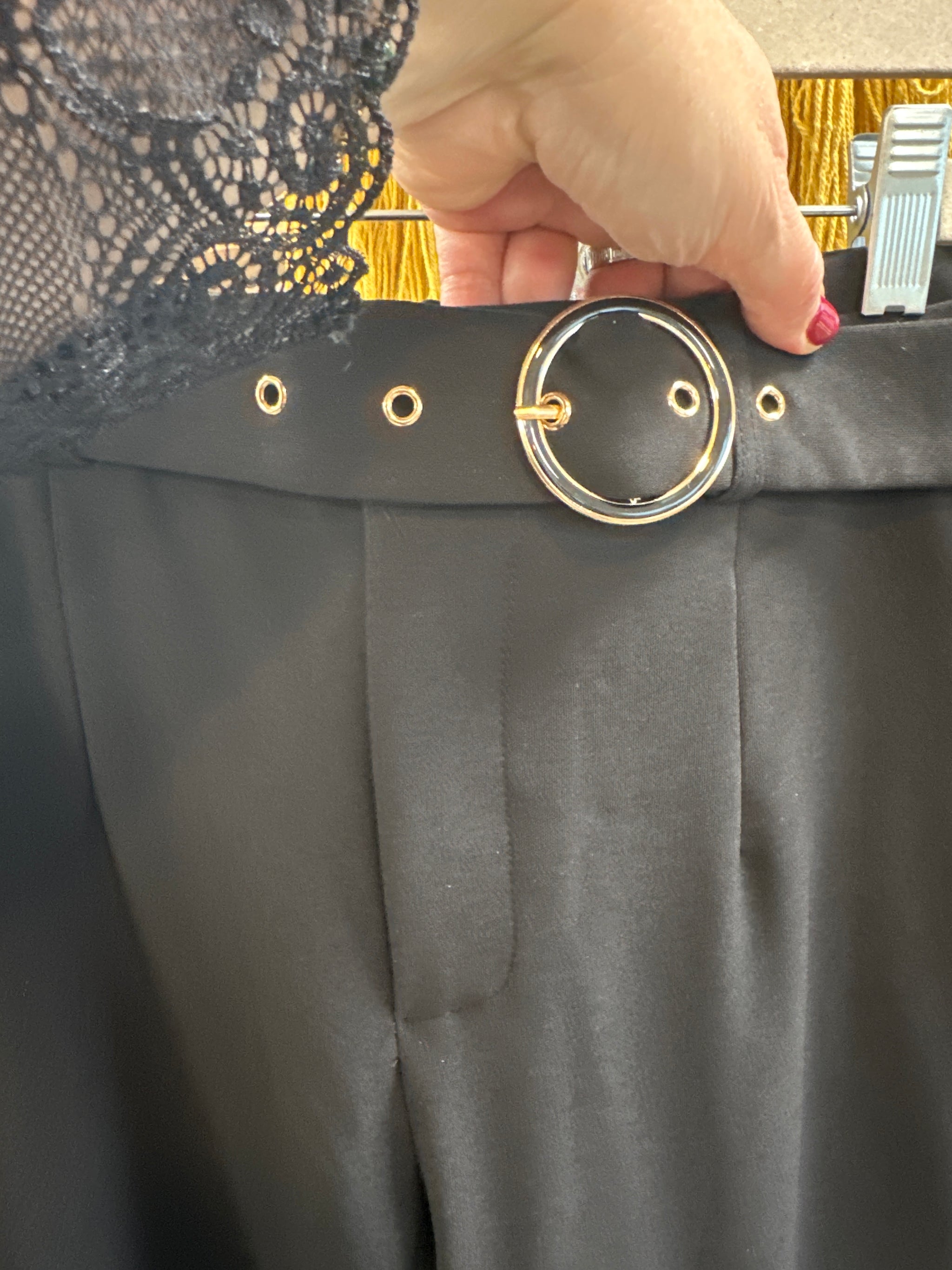 Ceinture noire avec boucle et finitions dorées intégrées - Abana 64250