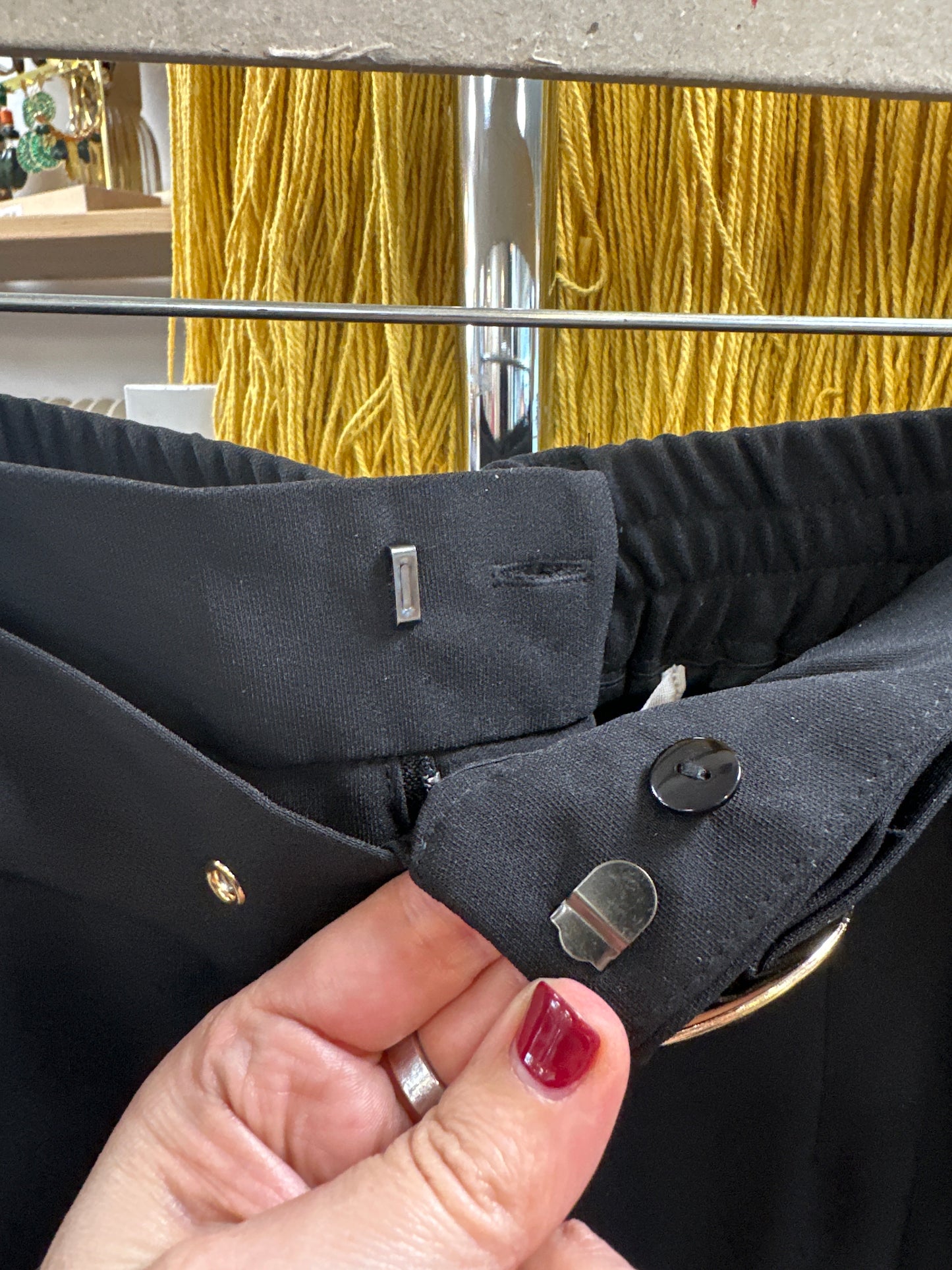 Gros plan sur la fermeture avec bouton, agrafe et ceinture élastique - Abana 64990