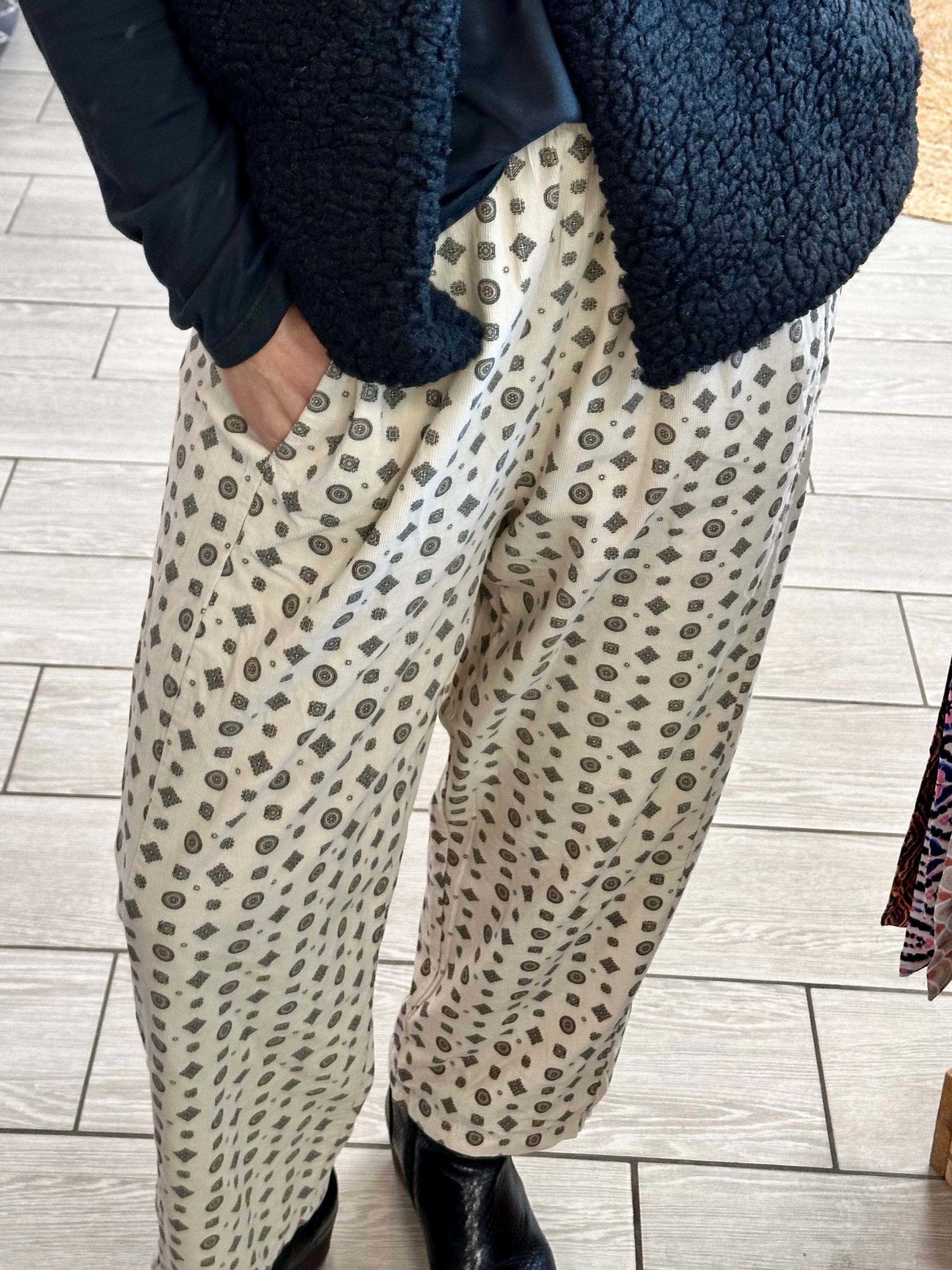 Pantalon Élise de Johanna Paris, motifs graphiques subtils, coupe ample et confortable, tissu léger 100% coton.