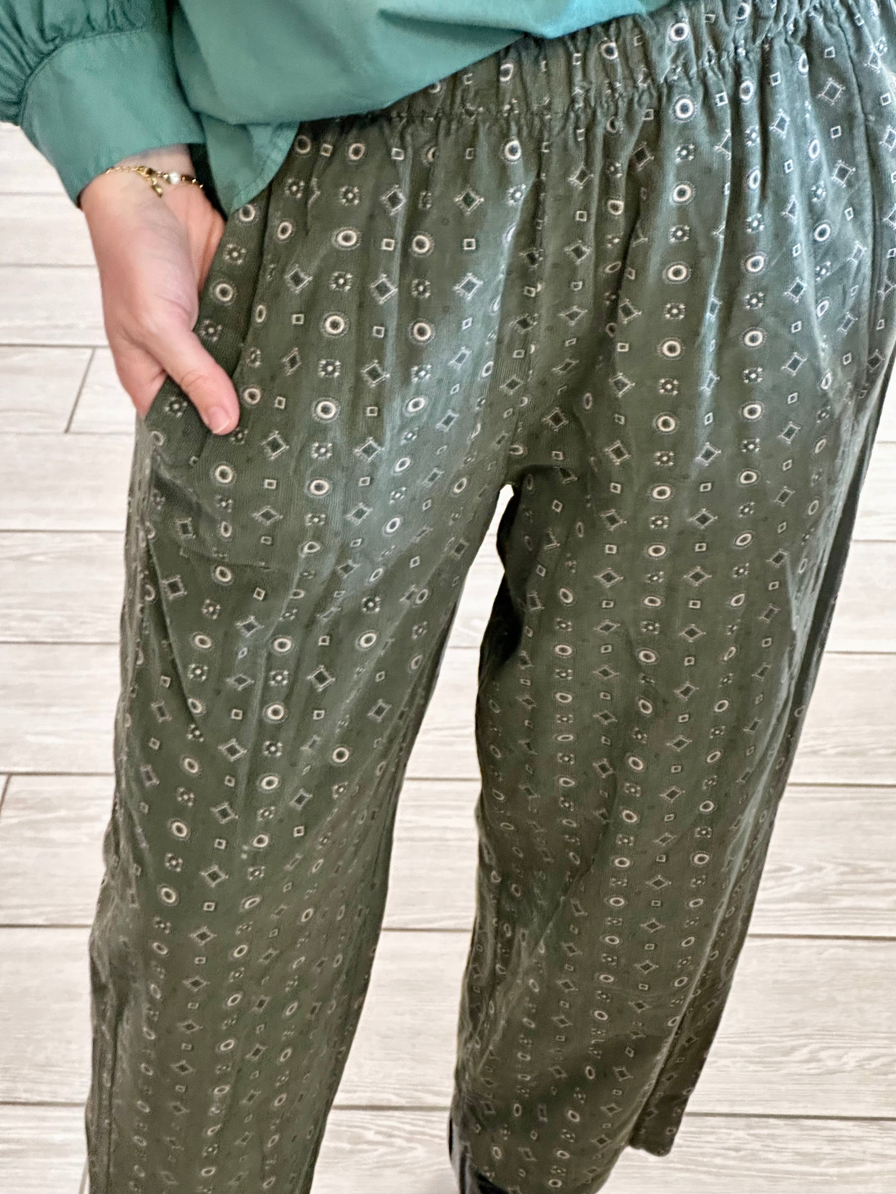 Pantalon Élise de Johanna Paris, style décontracté chic en coton, motifs élégants pour un confort optimal.