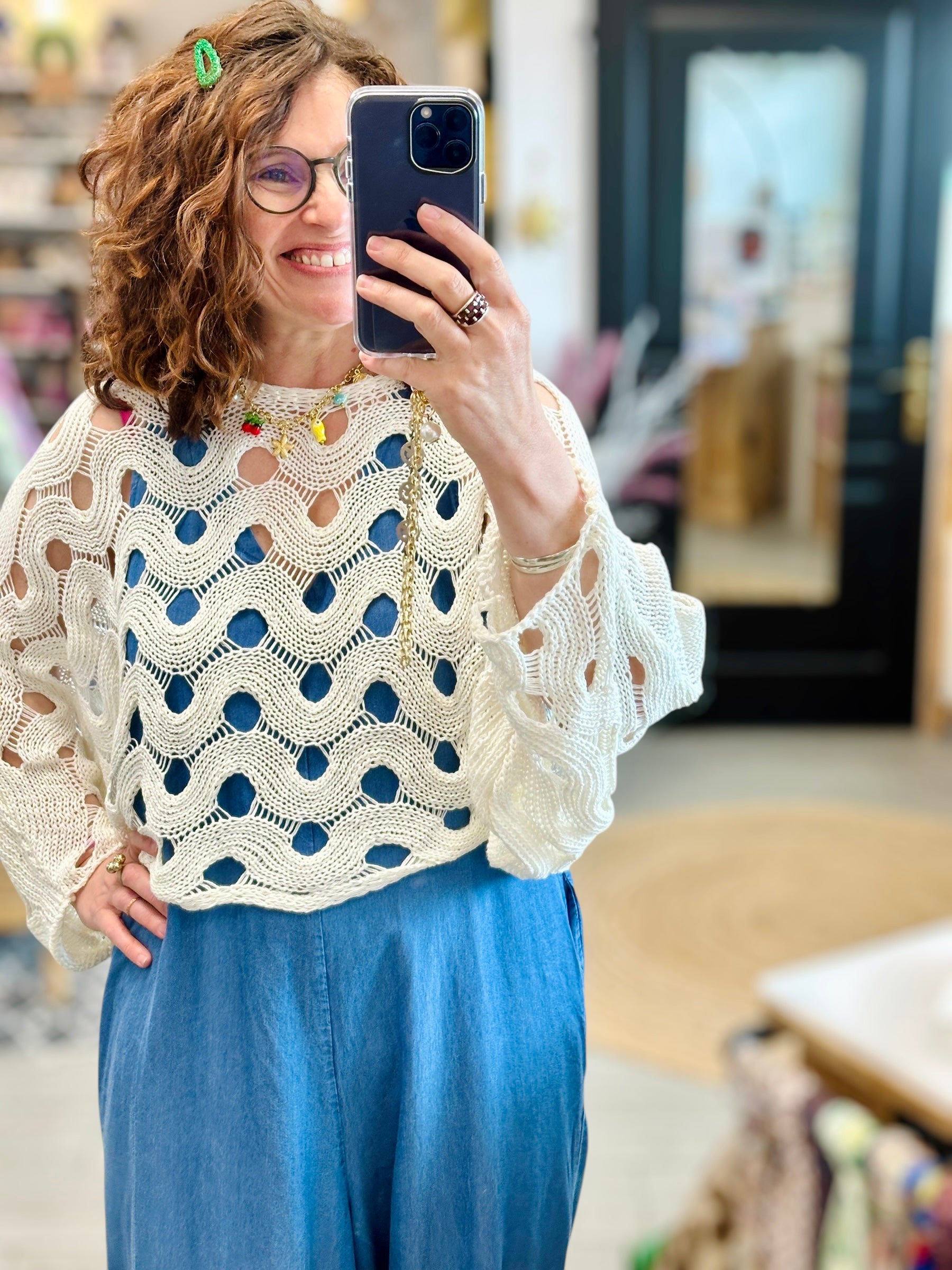 Pull crochet blanc en coton léger disponible chez Abana boutique à Ustaritz