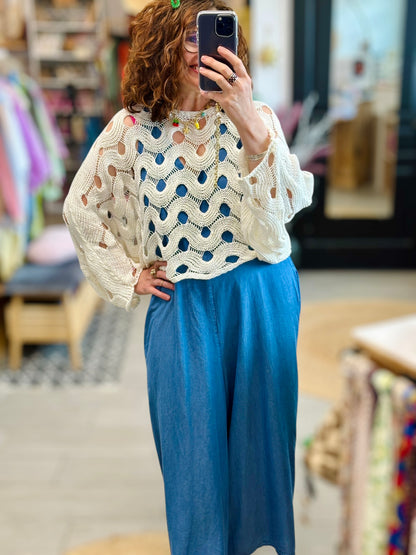 Look bohème chic avec un pull en maille ajourée – Collection été Abana, disponible à Ustaritz Pays Basque